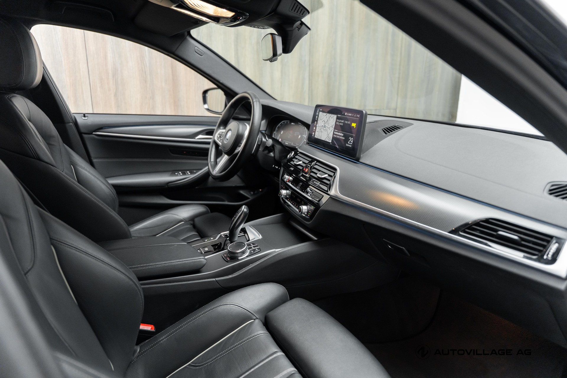 BMW 530e xDrive Touring Pure M Sport Steptronic-image-9