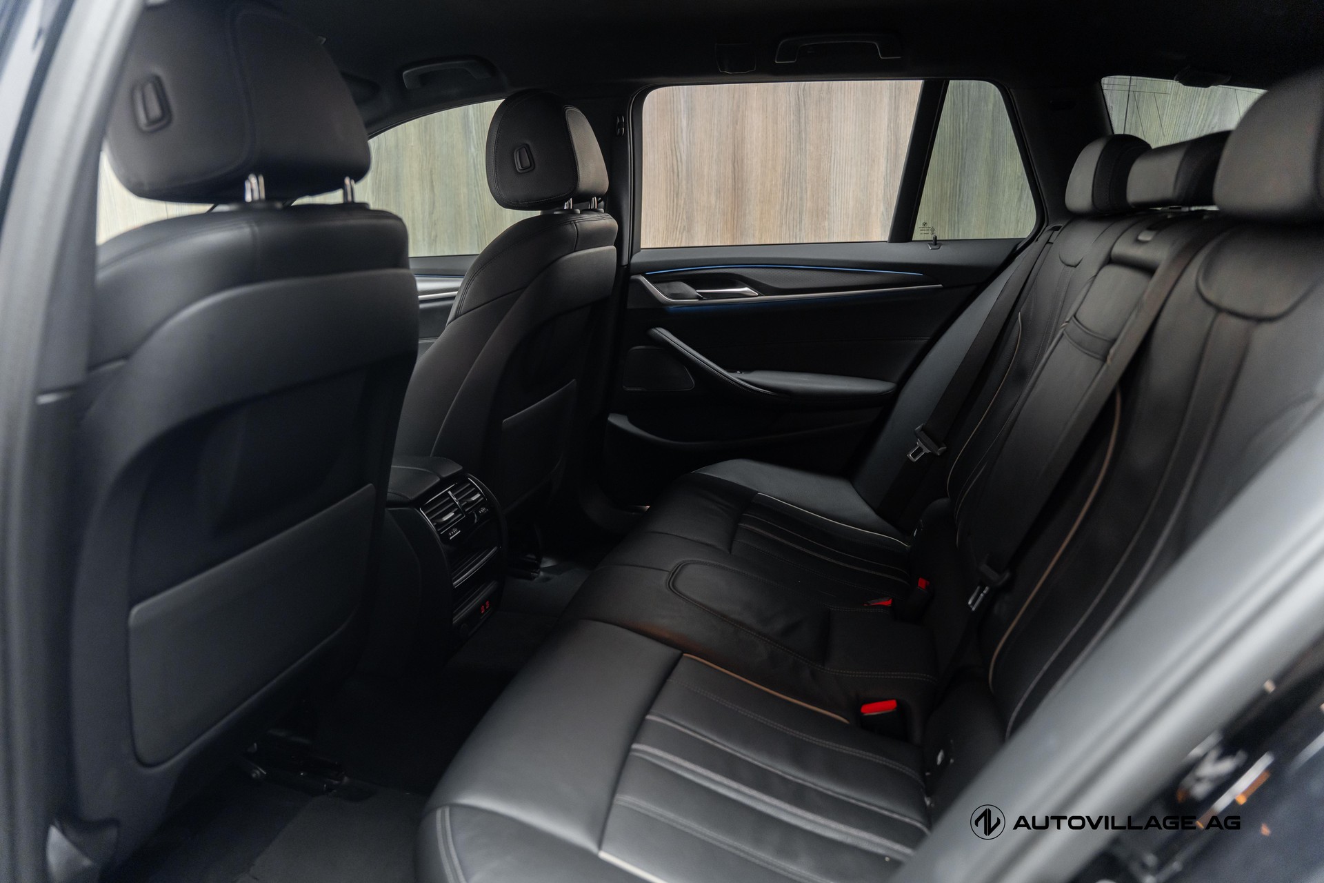 BMW 530e xDrive Touring Pure M Sport Steptronic-image-8