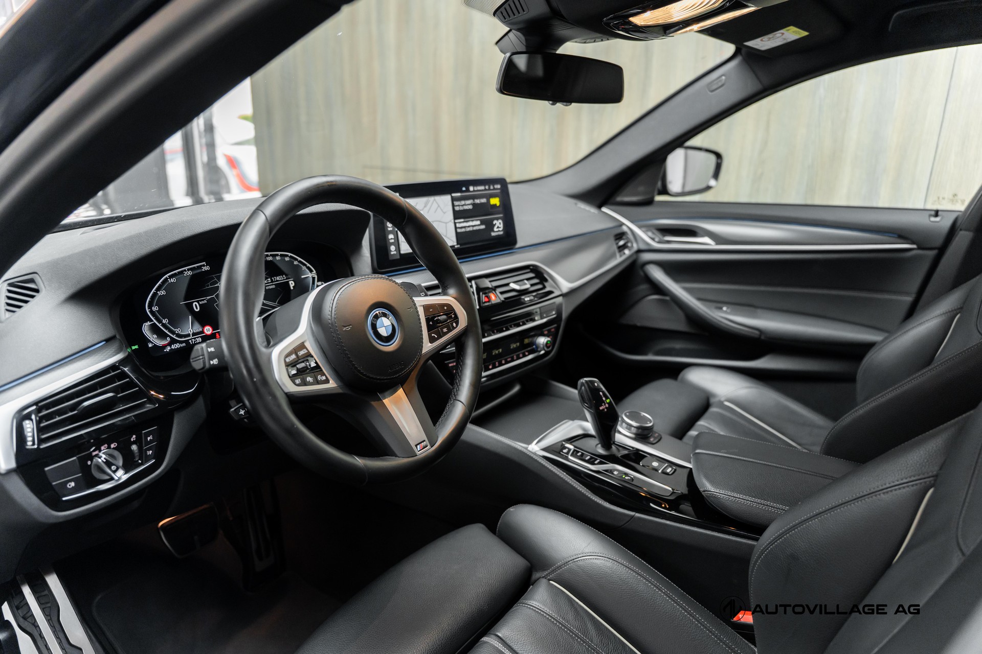 BMW 530e xDrive Touring Pure M Sport Steptronic-image-3