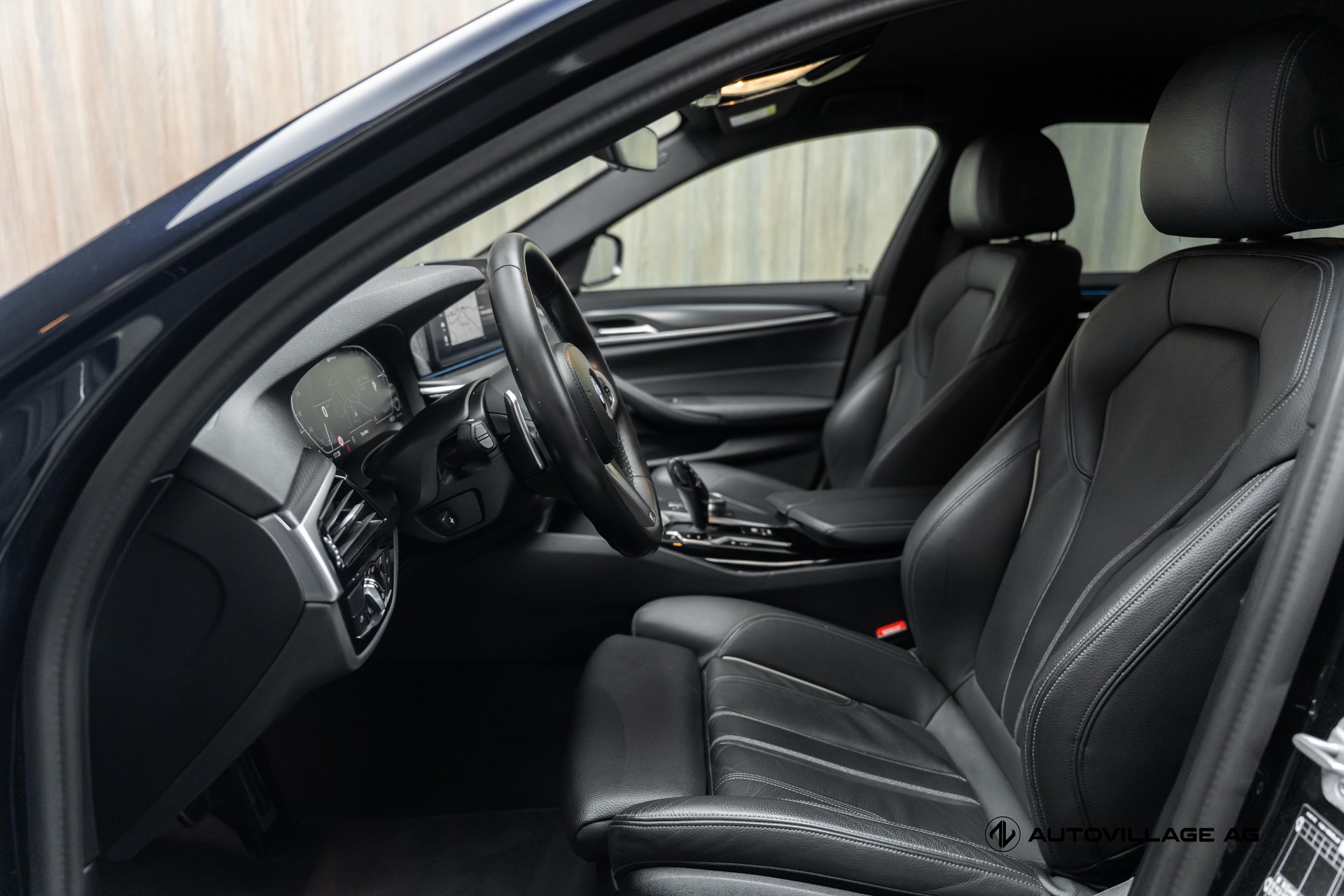 BMW 530e xDrive Touring Pure M Sport Steptronic-image-4