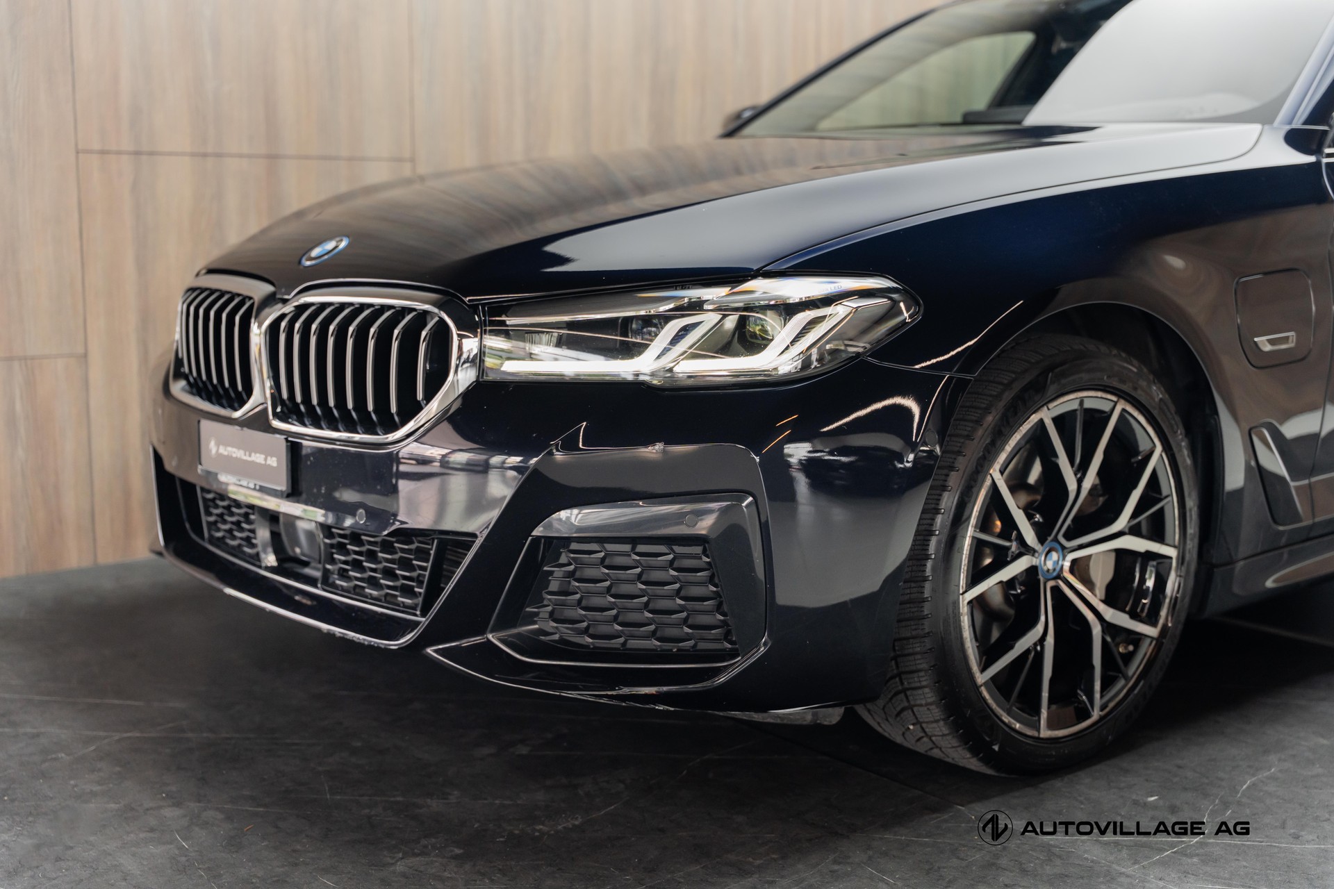 BMW 530e xDrive Touring Pure M Sport Steptronic-image-25