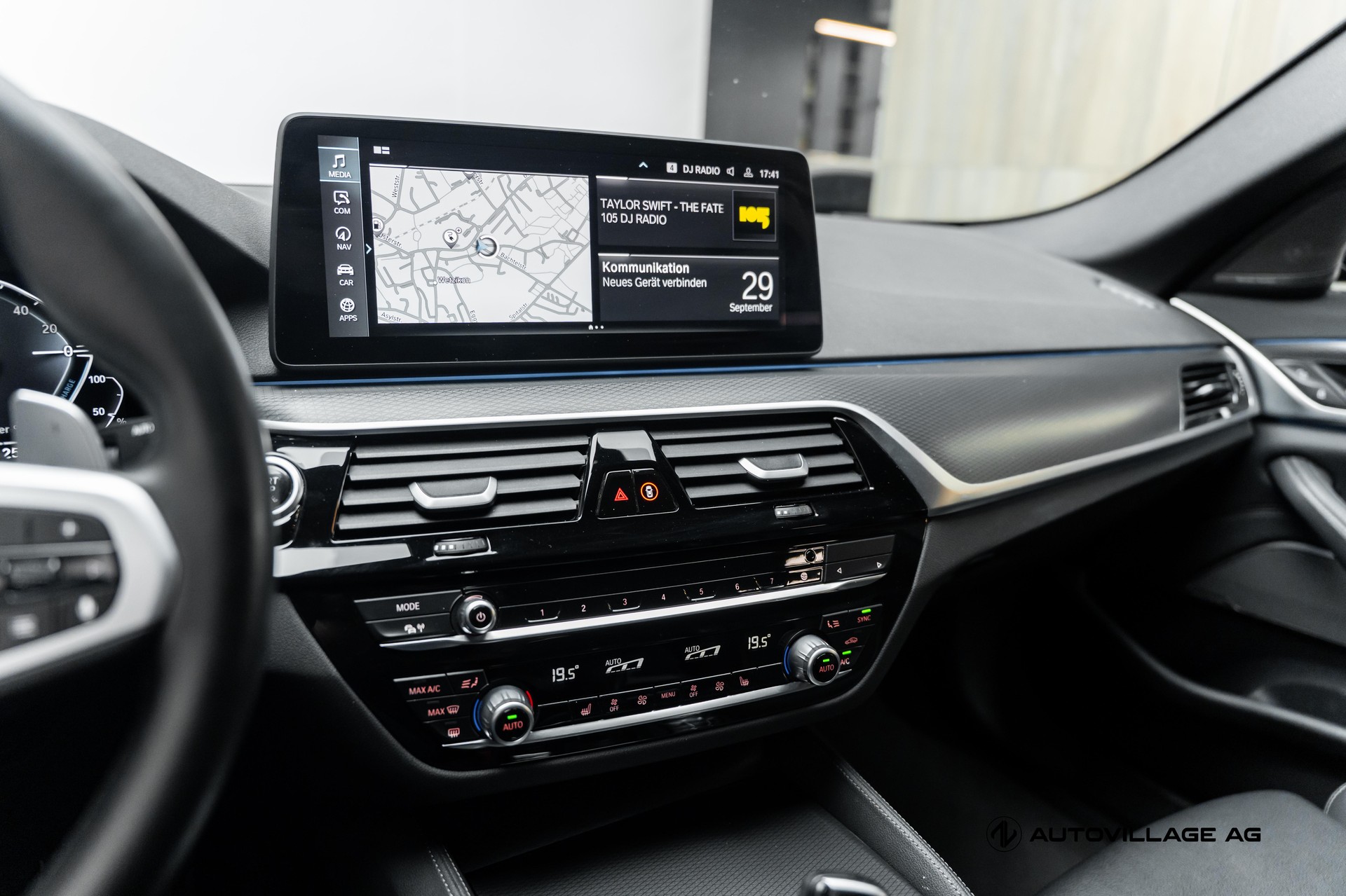 BMW 530e xDrive Touring Pure M Sport Steptronic-image-11