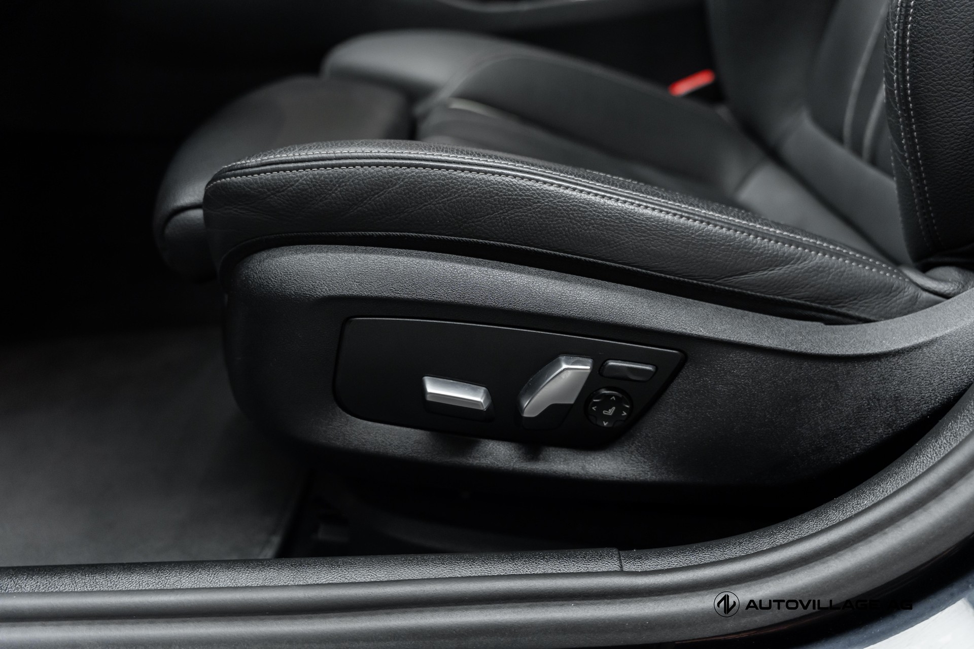 BMW 530e xDrive Touring Pure M Sport Steptronic-image-24