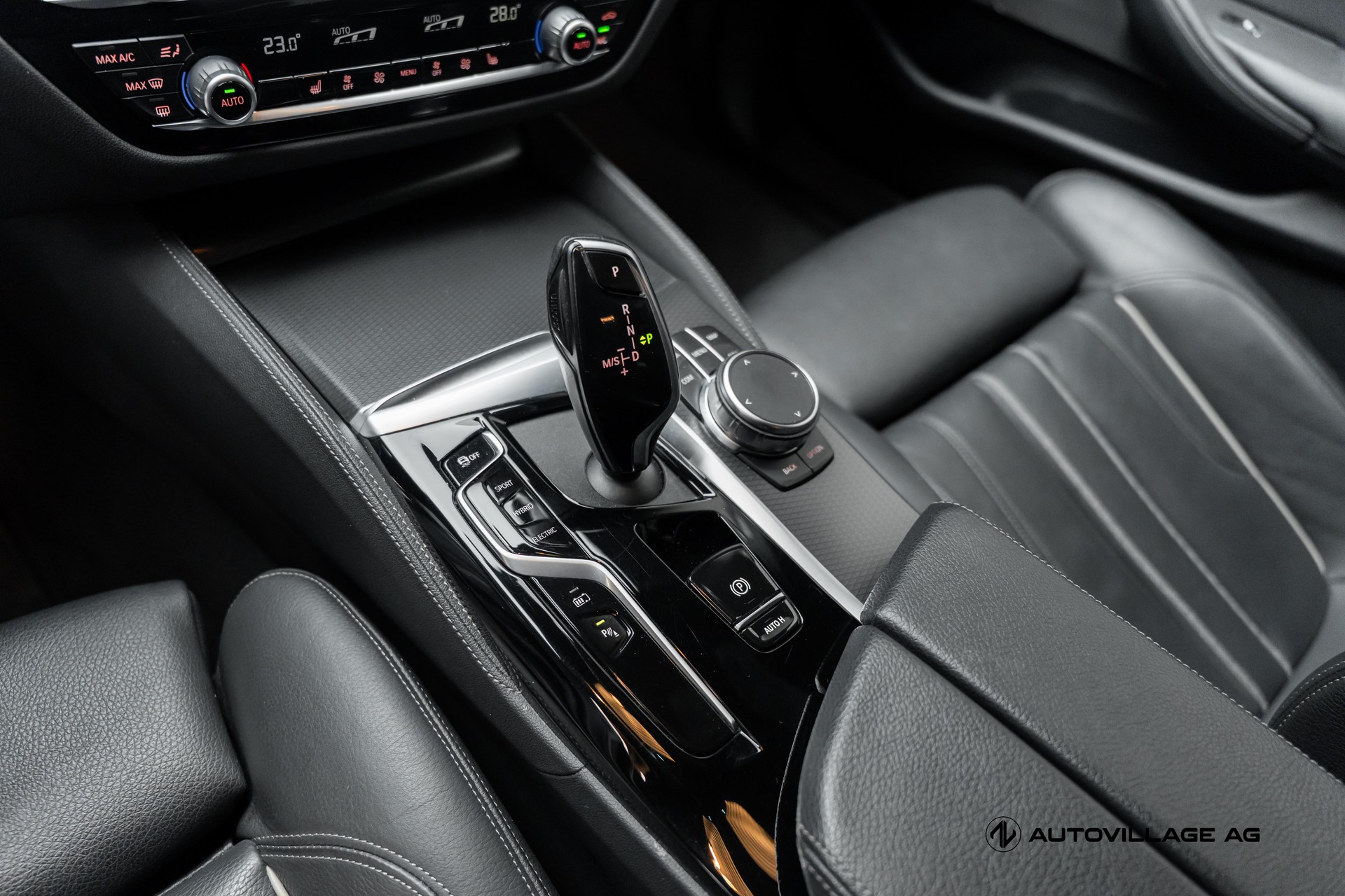 BMW 530e xDrive Touring Pure M Sport Steptronic-image-15