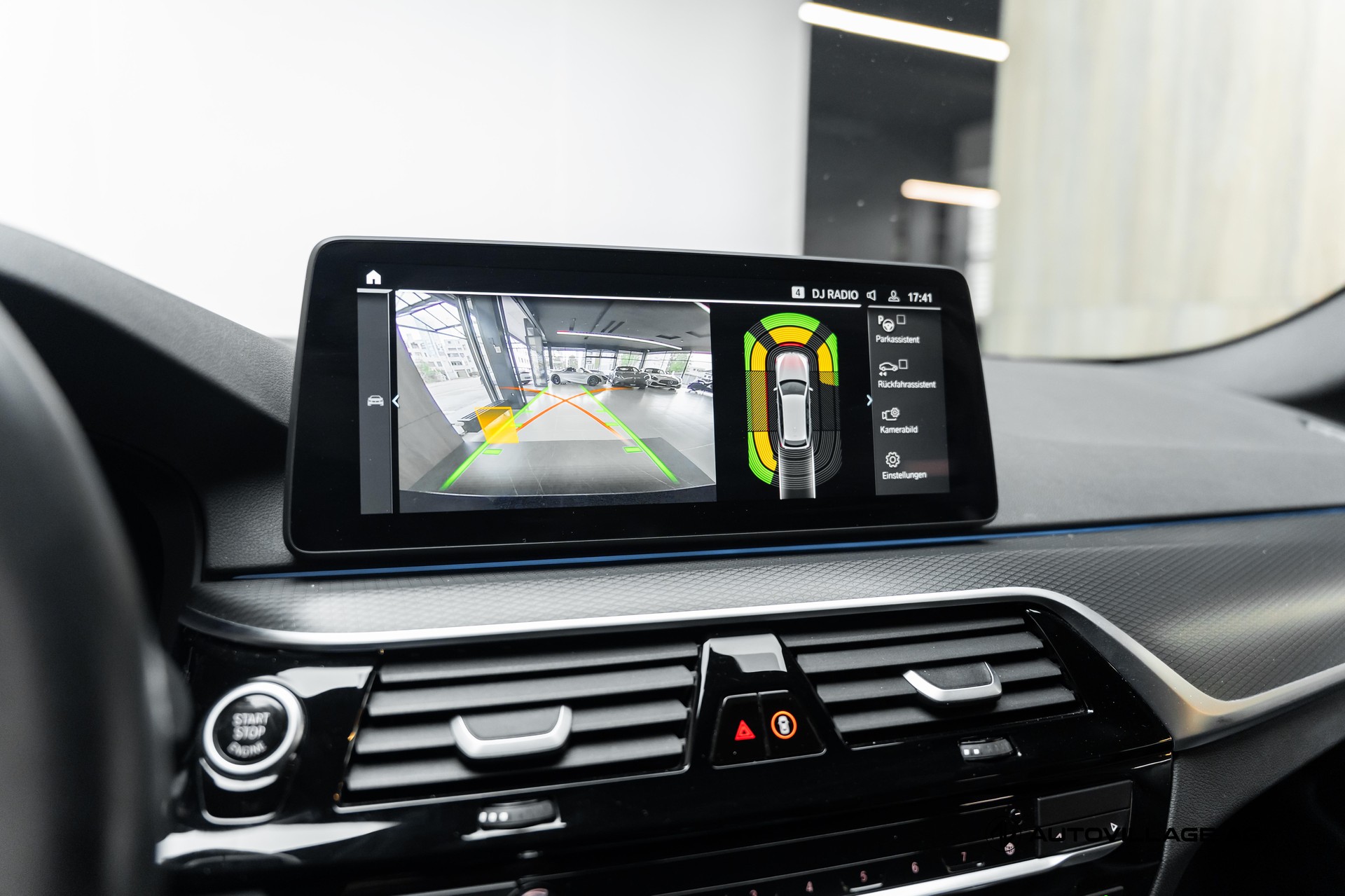 BMW 530e xDrive Touring Pure M Sport Steptronic-image-12