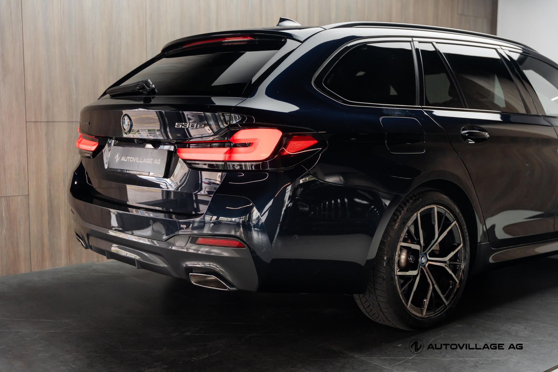 BMW 530e xDrive Touring Pure M Sport Steptronic-image-27