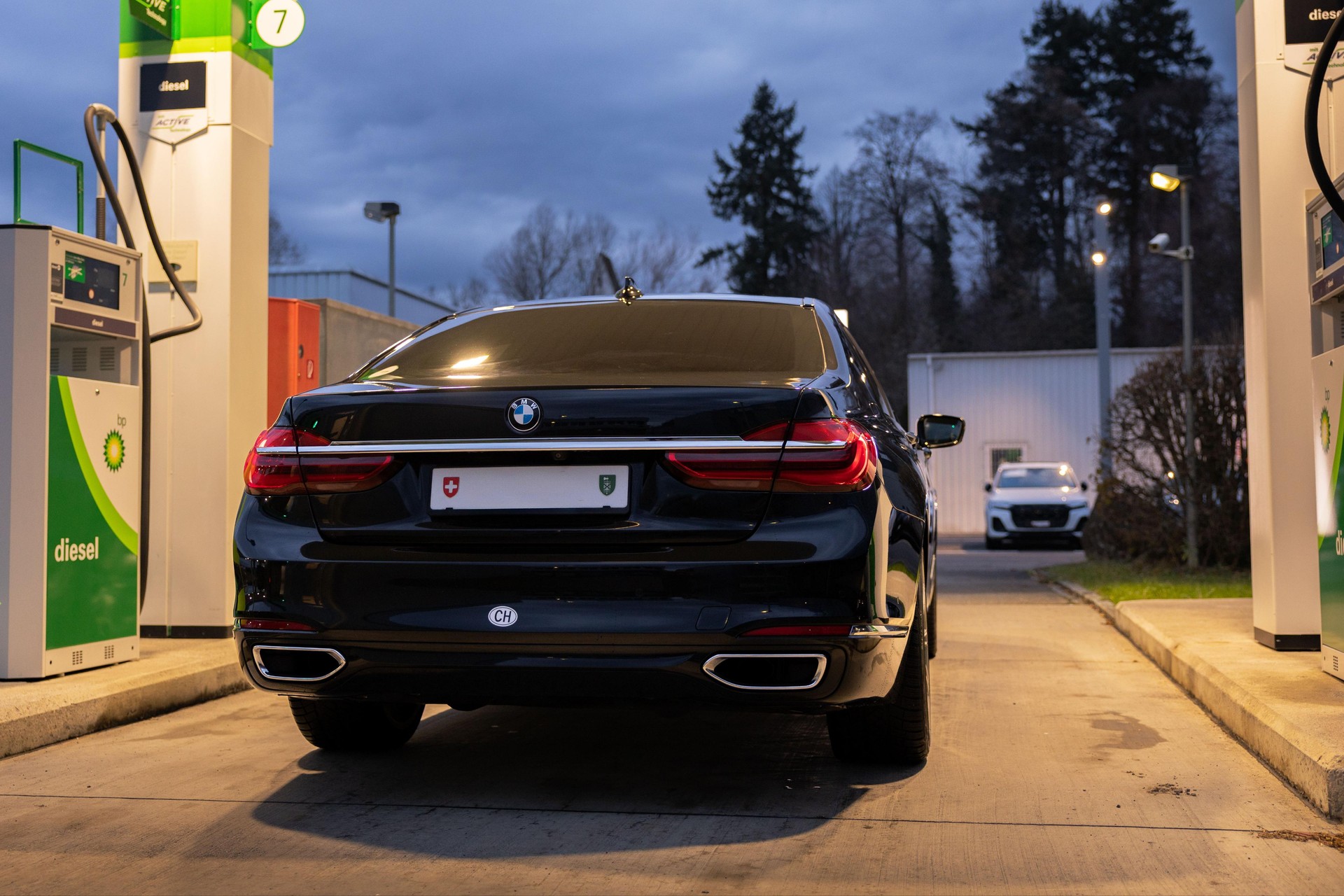 BMW 740d xDrive-image-2