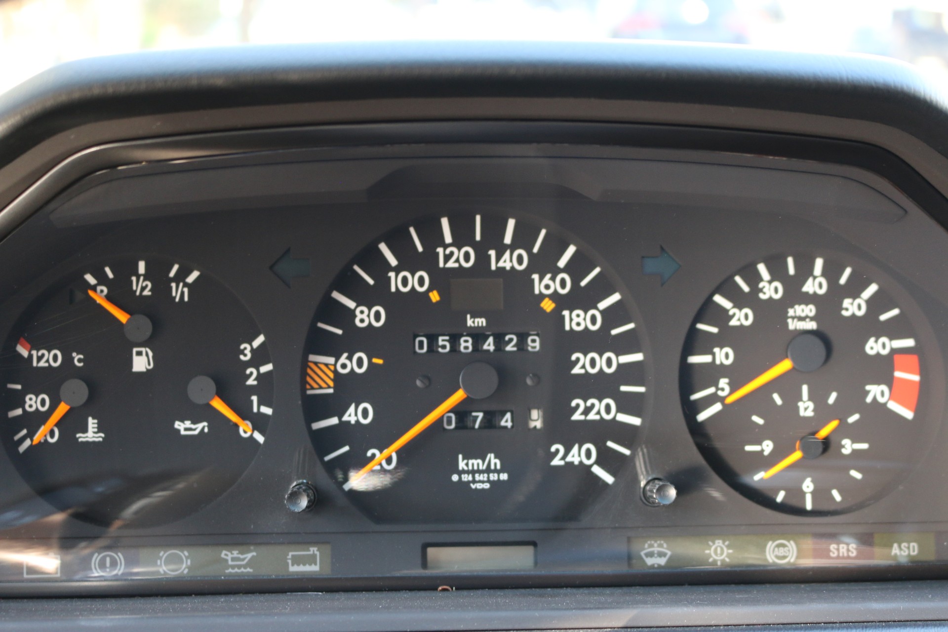 MERCEDES-BENZ 300 CE-image-5
