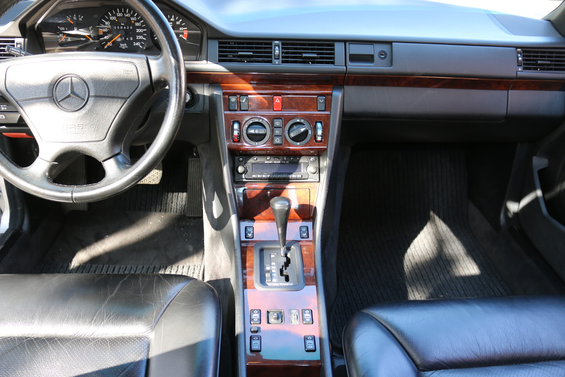 MERCEDES-BENZ 300 CE-image-9