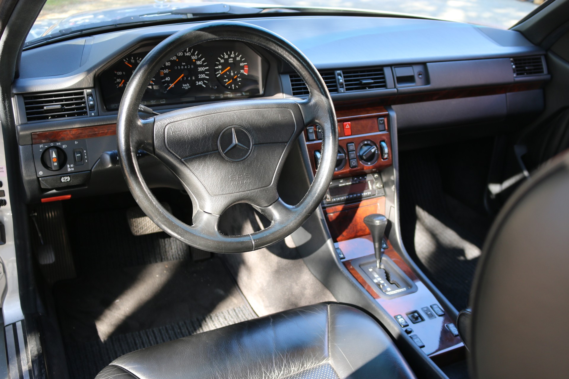 MERCEDES-BENZ 300 CE-image-8