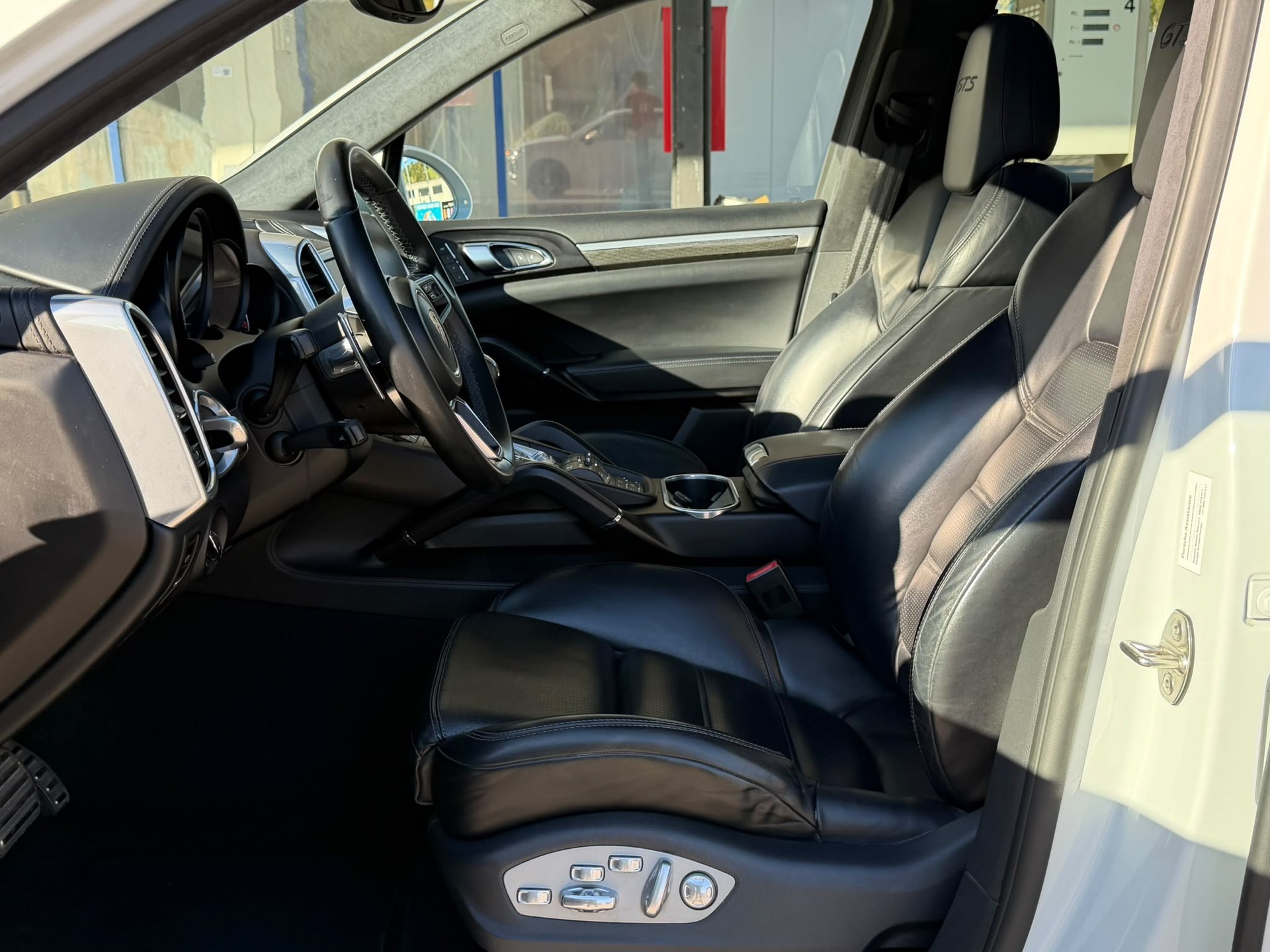 PORSCHE Cayenne GTS *CH-Fahrzeug**Luftfederung**Panorama**Rückfahrkamera**ACC**Top Zustand**Top Ausstattung**Garantie*-image-5