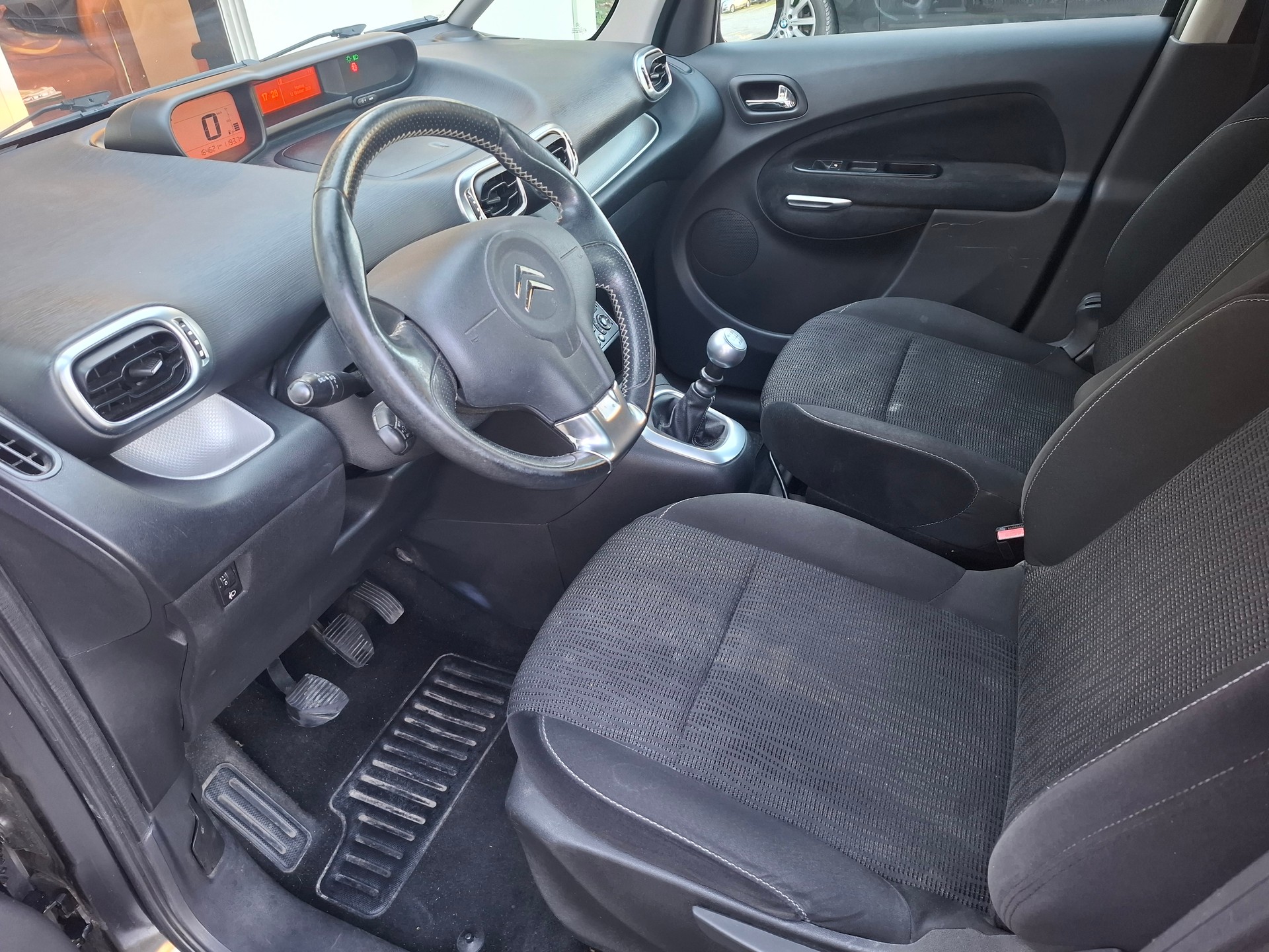 CITROEN C3 Picasso 1.6 HDi Exclusive-image-11