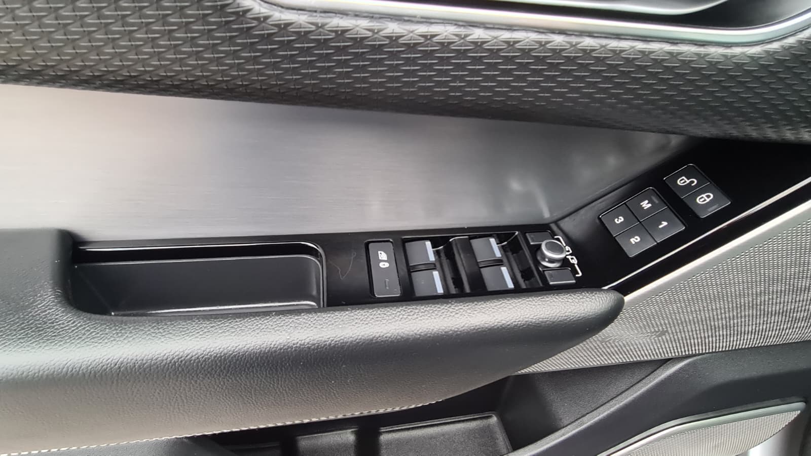 LAND ROVER Range Rover Velar R-Dynamic D 240 SE Automatic ** Voll-Leder ** Gr-Navi ** RF-Kamera 360° ** Panorama-Glasdach ** PDC ** Ab MFK-image-11