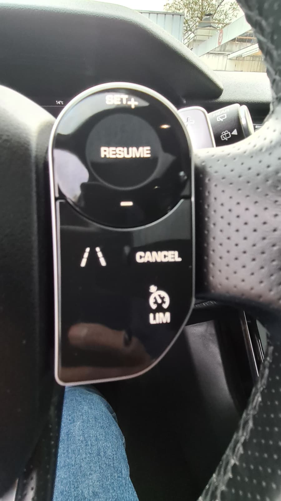 LAND ROVER Range Rover Velar R-Dynamic D 240 SE Automatic ** Voll-Leder ** Gr-Navi ** RF-Kamera 360° ** Panorama-Glasdach ** PDC ** Ab MFK-image-12