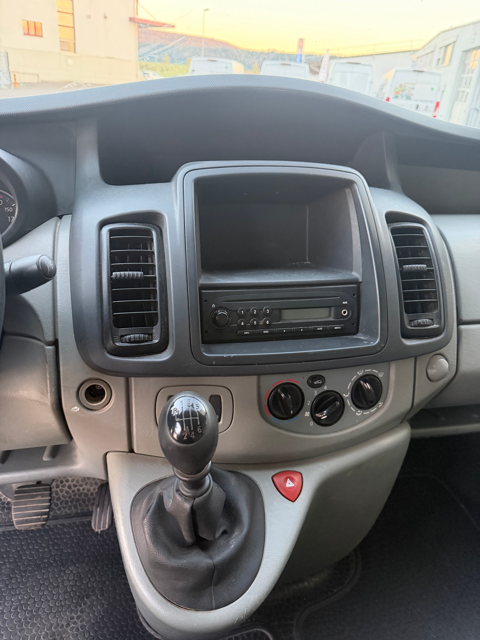 RENAULT Trafic 2.0 dCi 90 2.7t L1H1-image-10