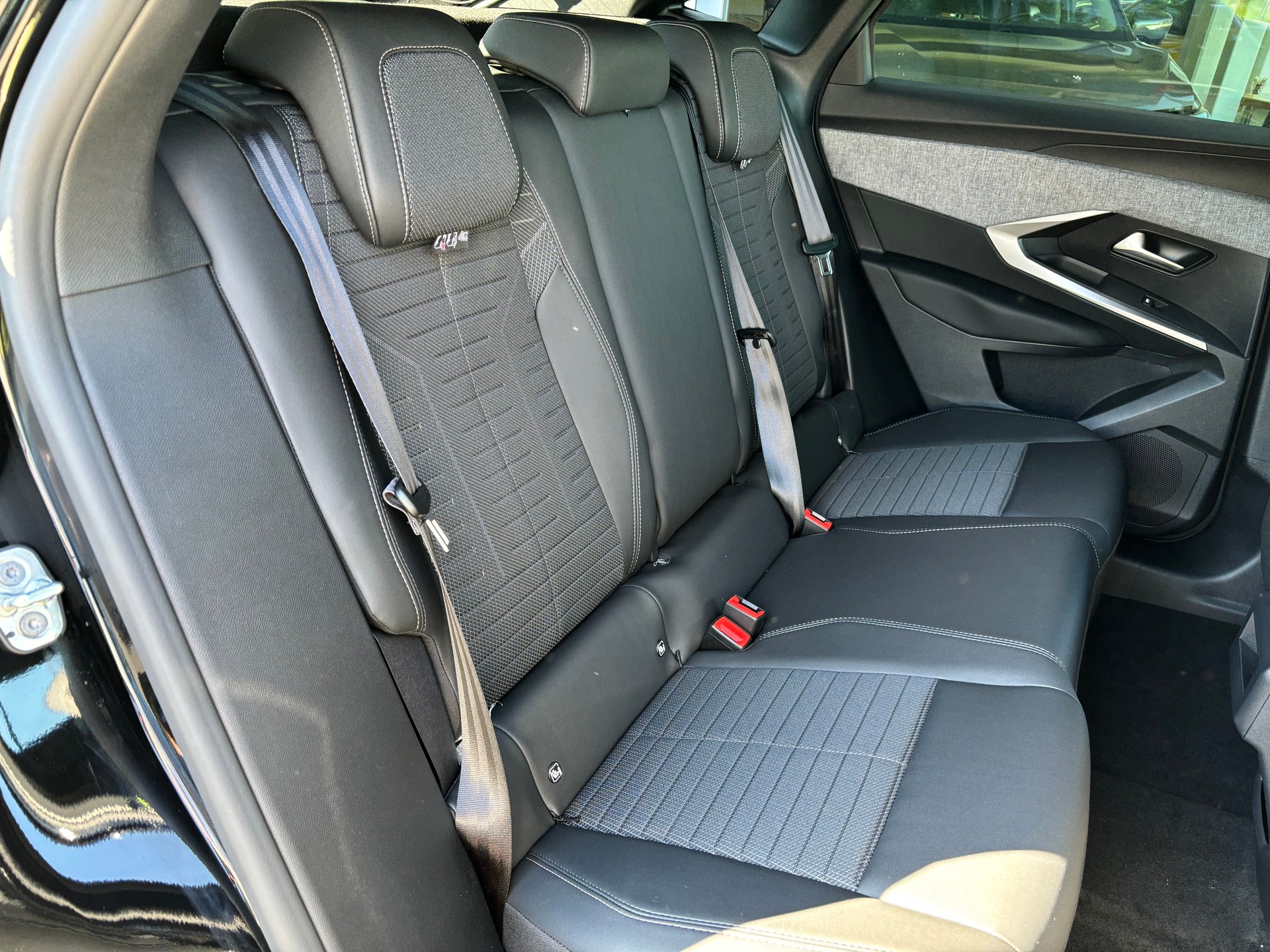 PEUGEOT 3008 73kWh Allure-image-7