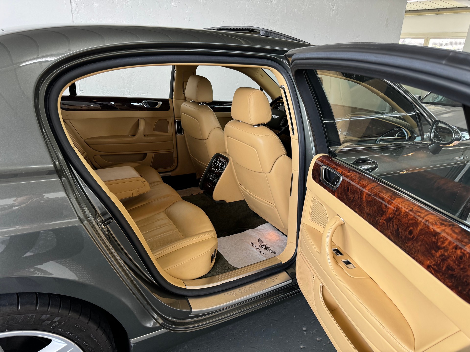 BENTLEY Continental Flying Spur 6.0-image-24