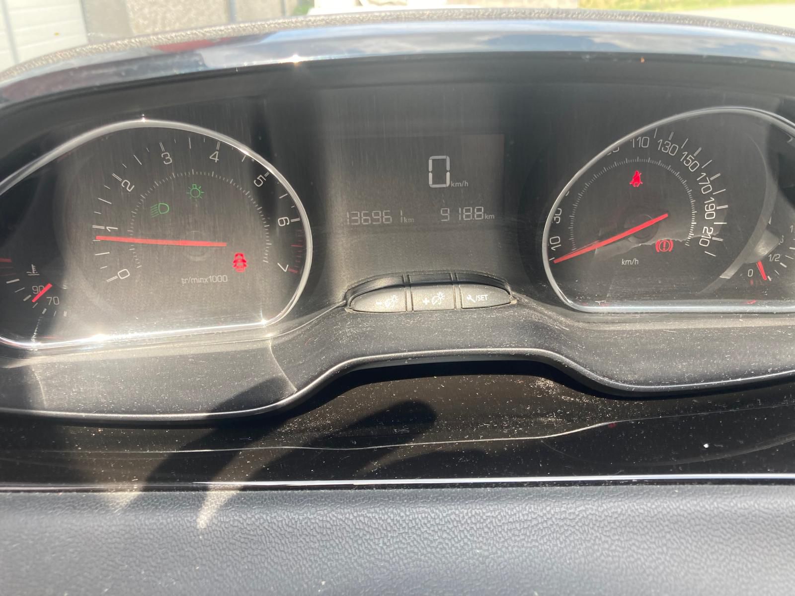 PEUGEOT 208 1.2 VTI-image-1