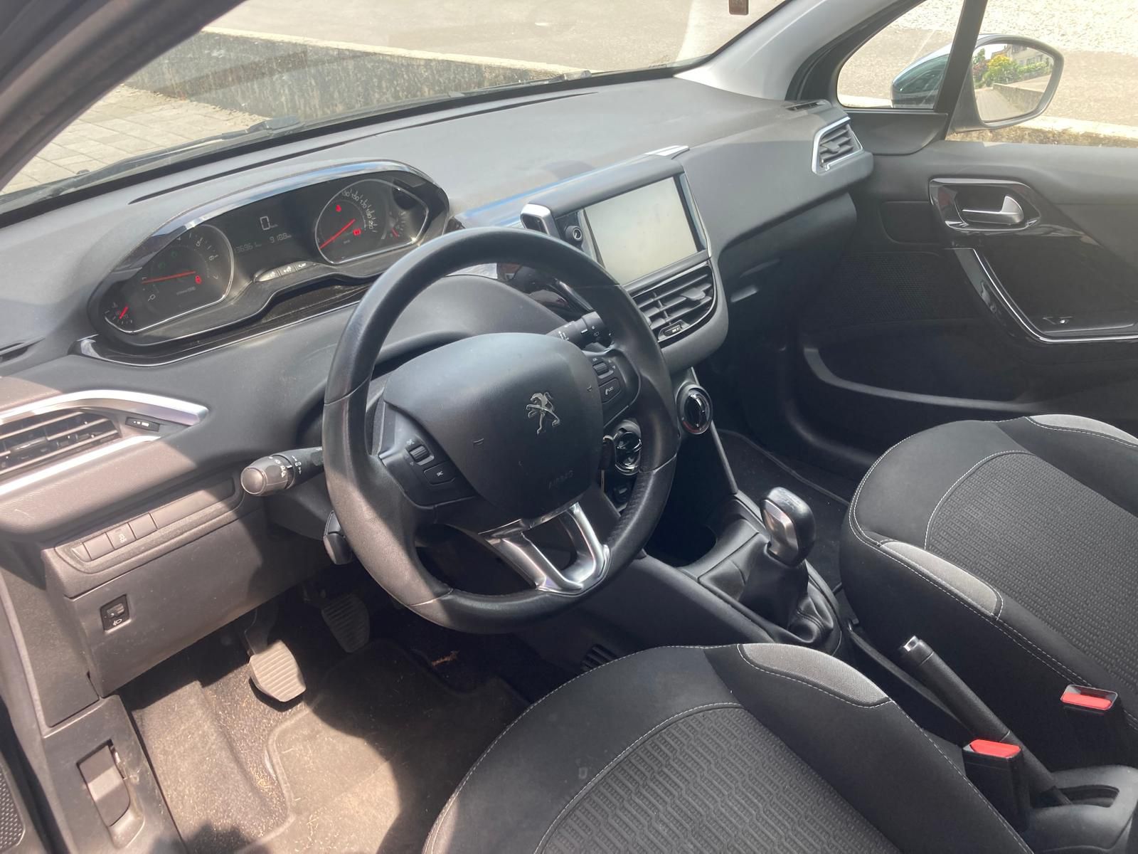 PEUGEOT 208 1.2 VTI-image-2
