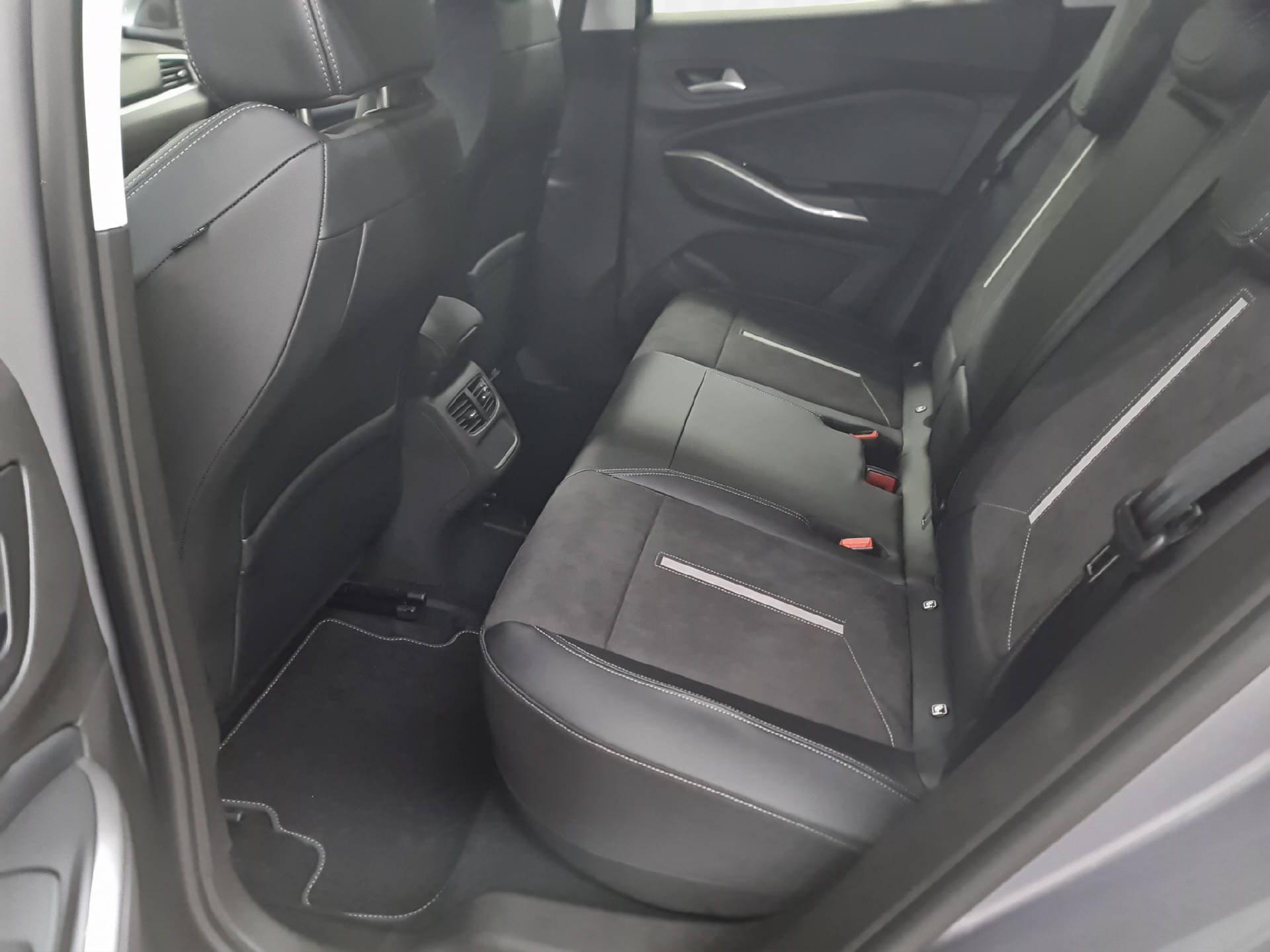 OPEL Grandland 1.6 T PHEV GSE 300PS 4x4-image-8