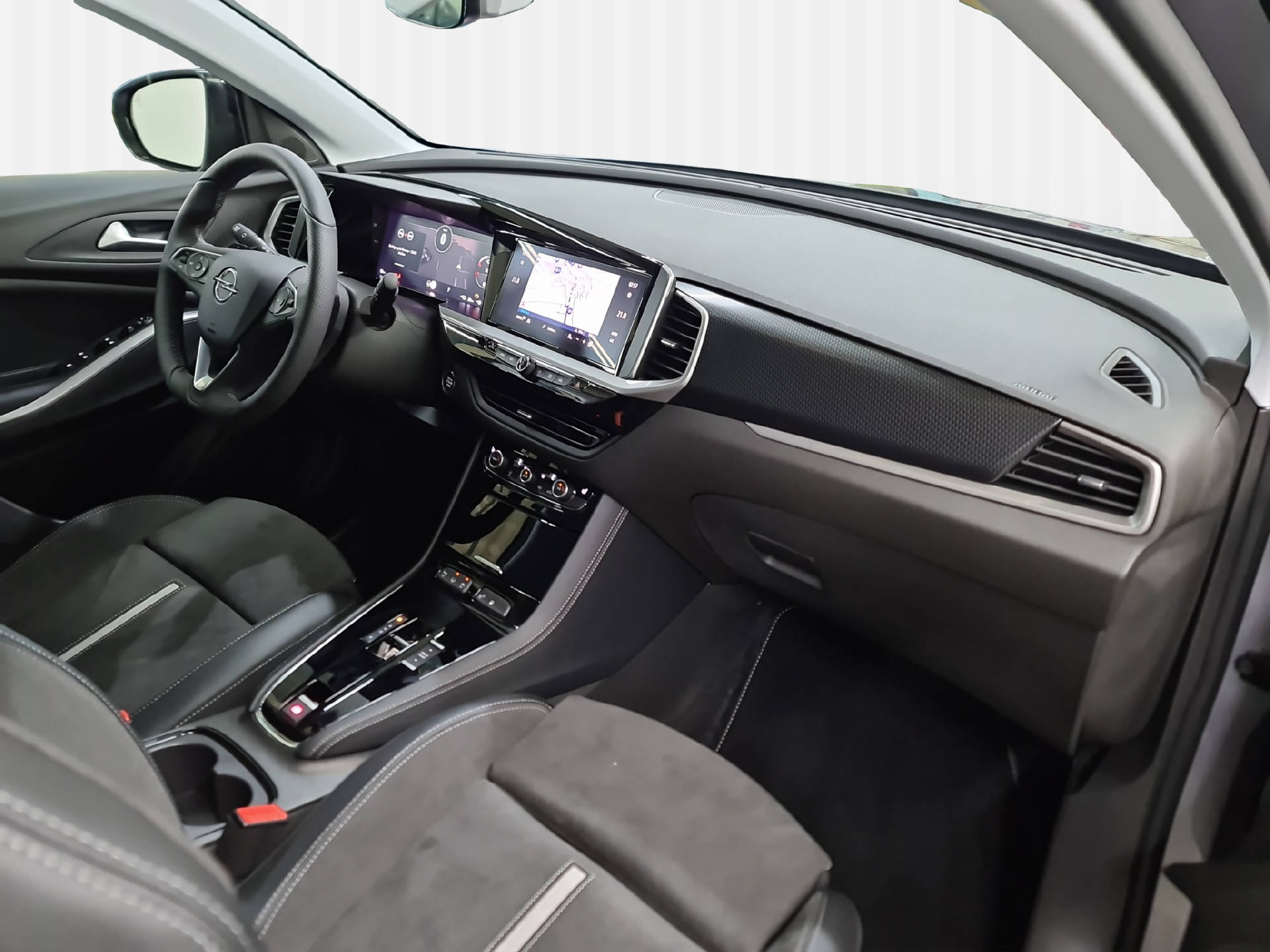 OPEL Grandland 1.6 T PHEV GSE 300PS 4x4-image-9