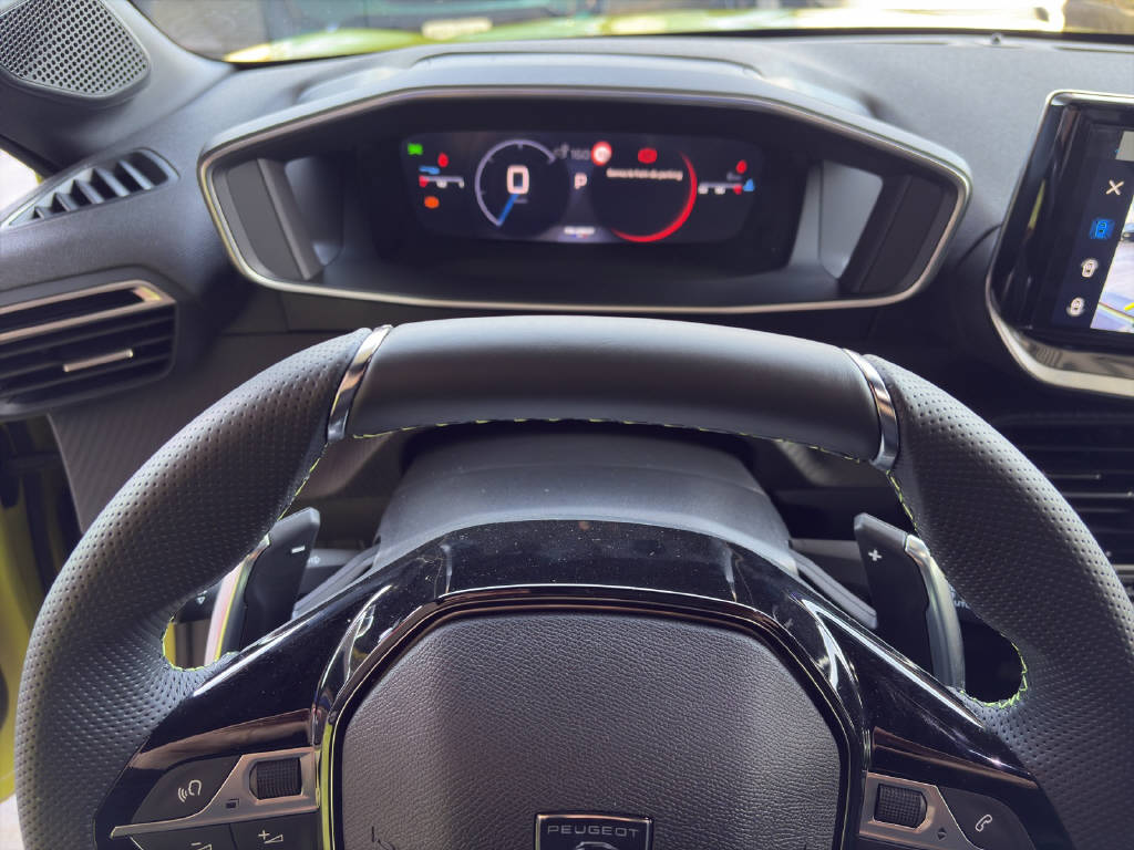 PEUGEOT 208 1.2 Hybrid GT-image-5