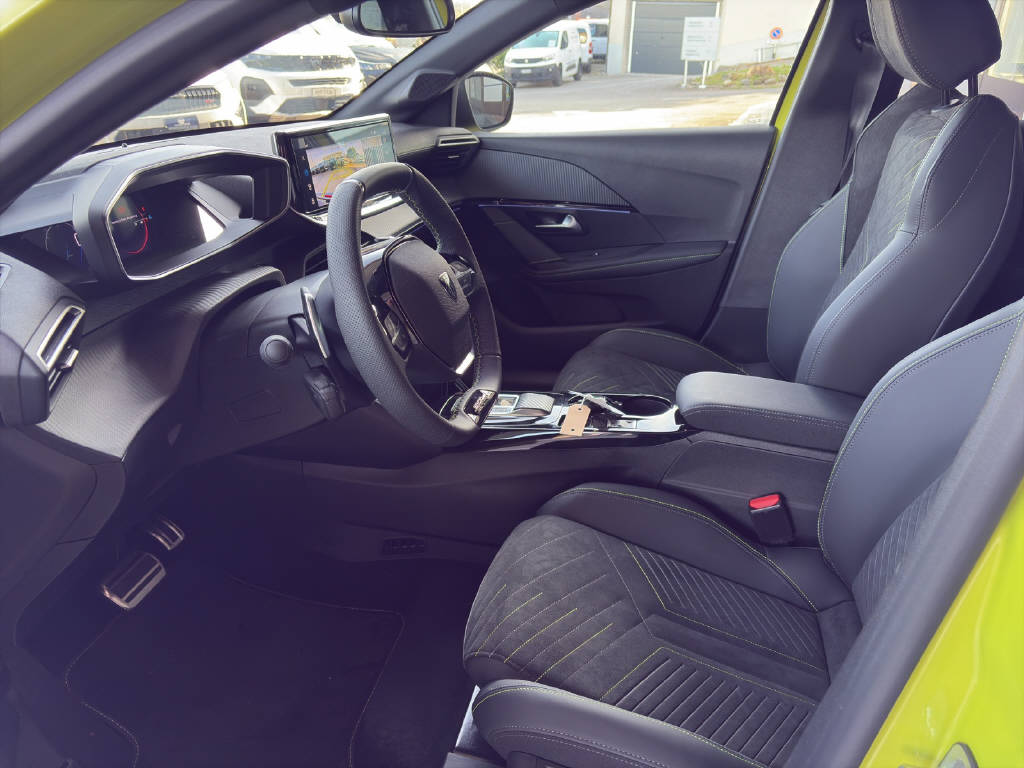 PEUGEOT 208 1.2 Hybrid GT-image-4