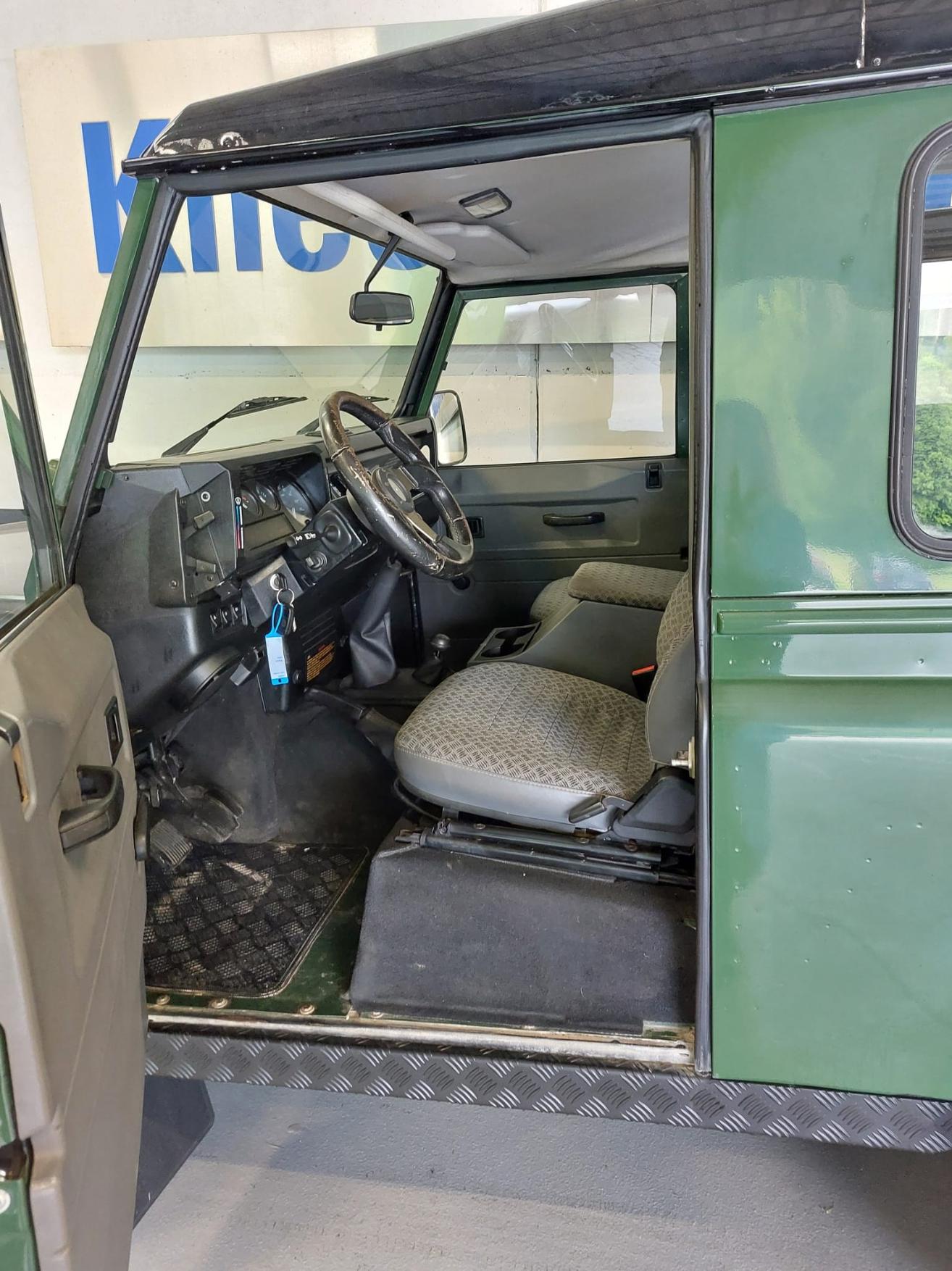 LAND ROVER Defender 90 2.5 Tdi St.Wagon-image-9