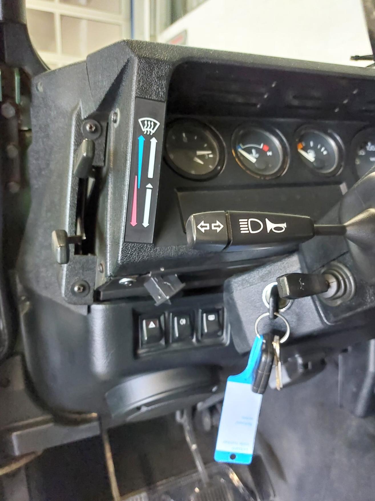 LAND ROVER Defender 90 2.5 Tdi St.Wagon-image-10