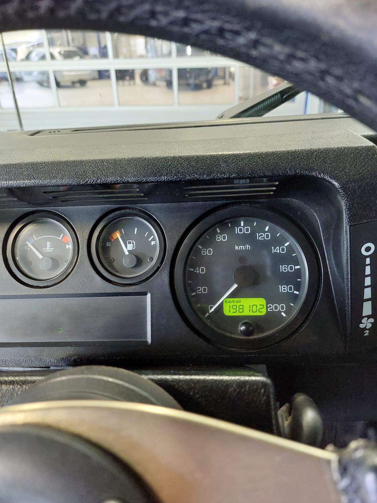 LAND ROVER Defender 90 2.5 Tdi St.Wagon-image-11