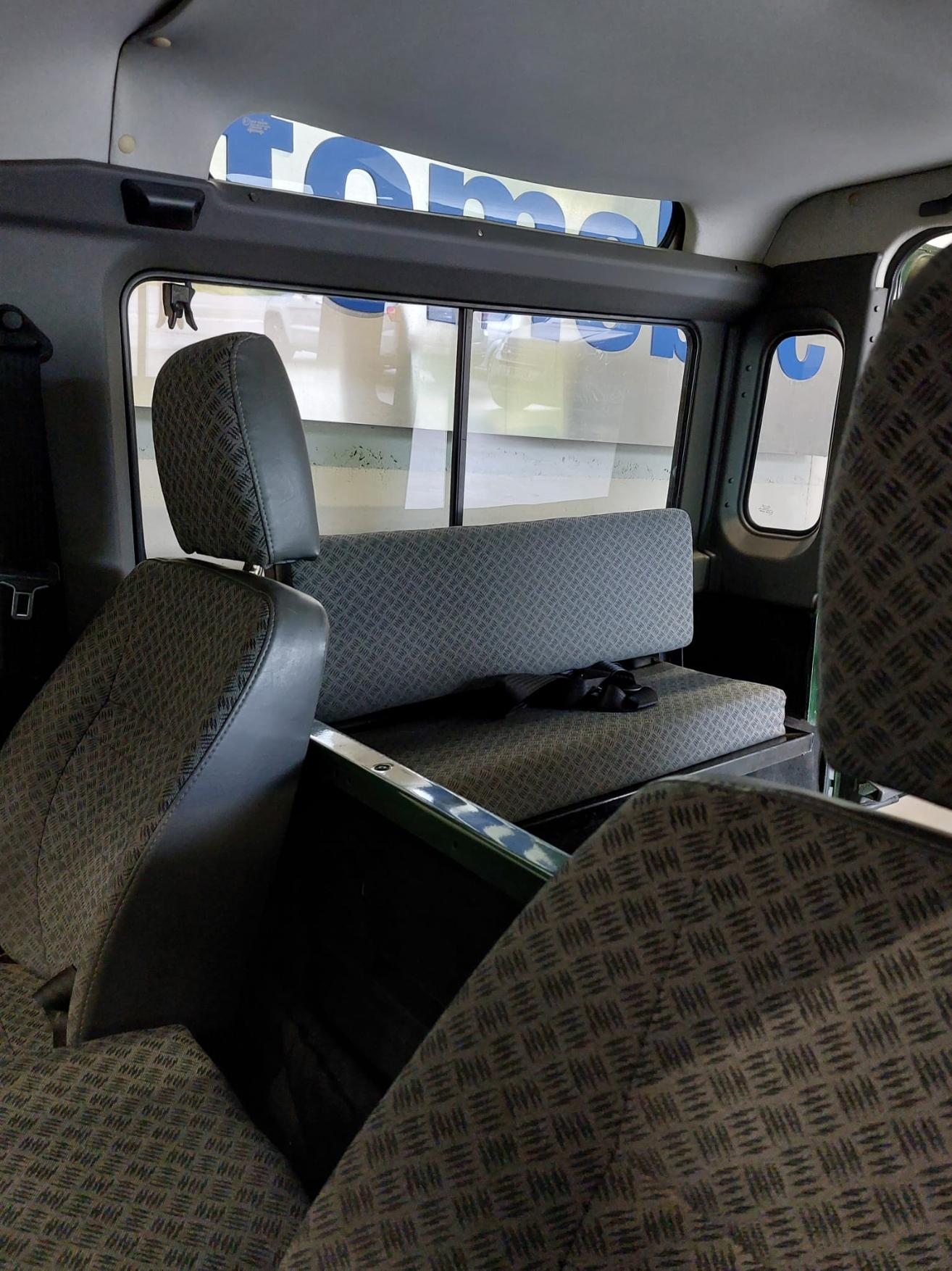LAND ROVER Defender 90 2.5 Tdi St.Wagon-image-12