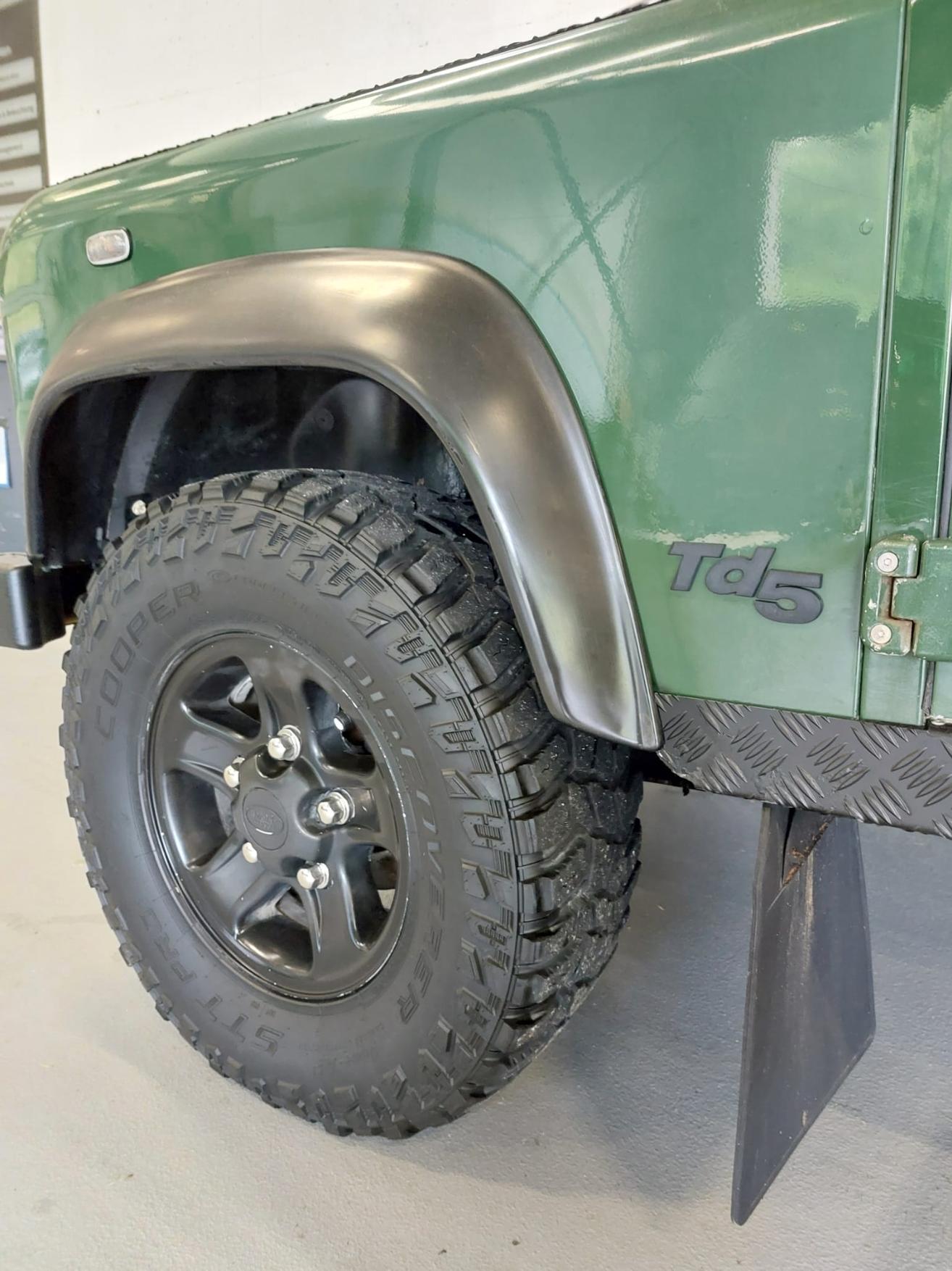 LAND ROVER Defender 90 2.5 Tdi St.Wagon-image-4