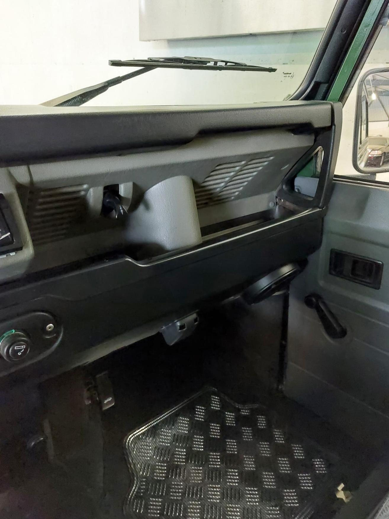 LAND ROVER Defender 90 2.5 Tdi St.Wagon-image-14