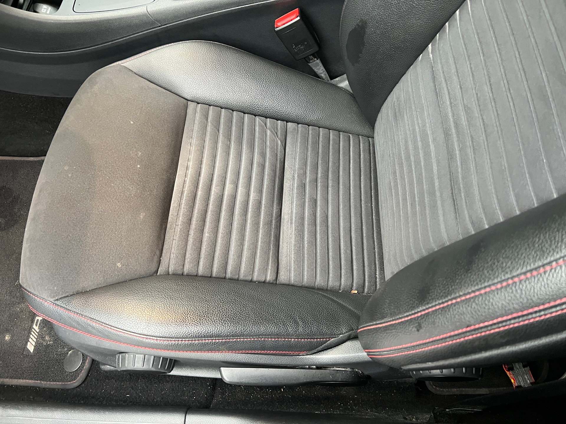 MERCEDES-BENZ GLA 200 AMG Line 7G-DCT-image-3
