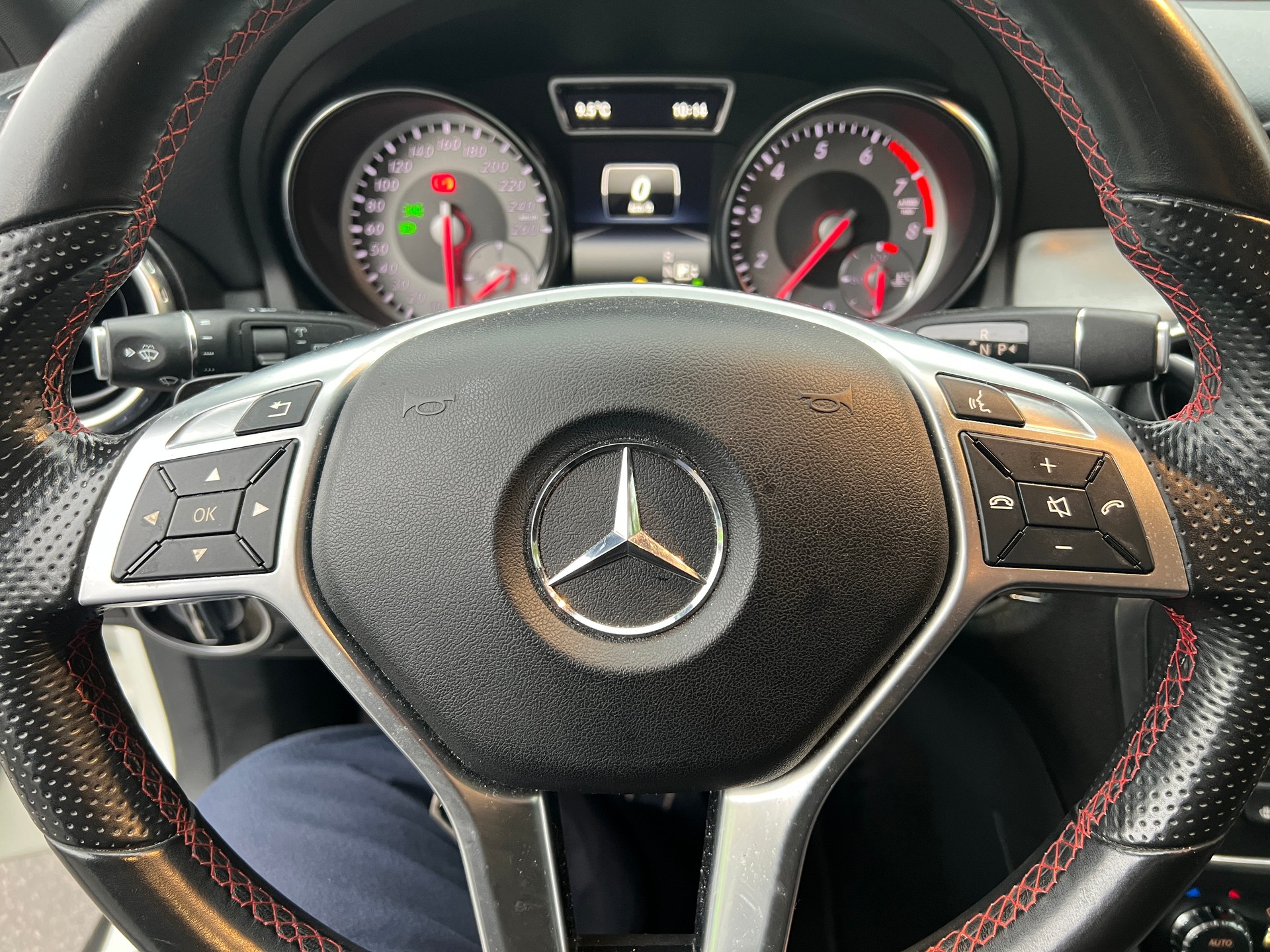 MERCEDES-BENZ GLA 200 AMG Line 7G-DCT-image-1
