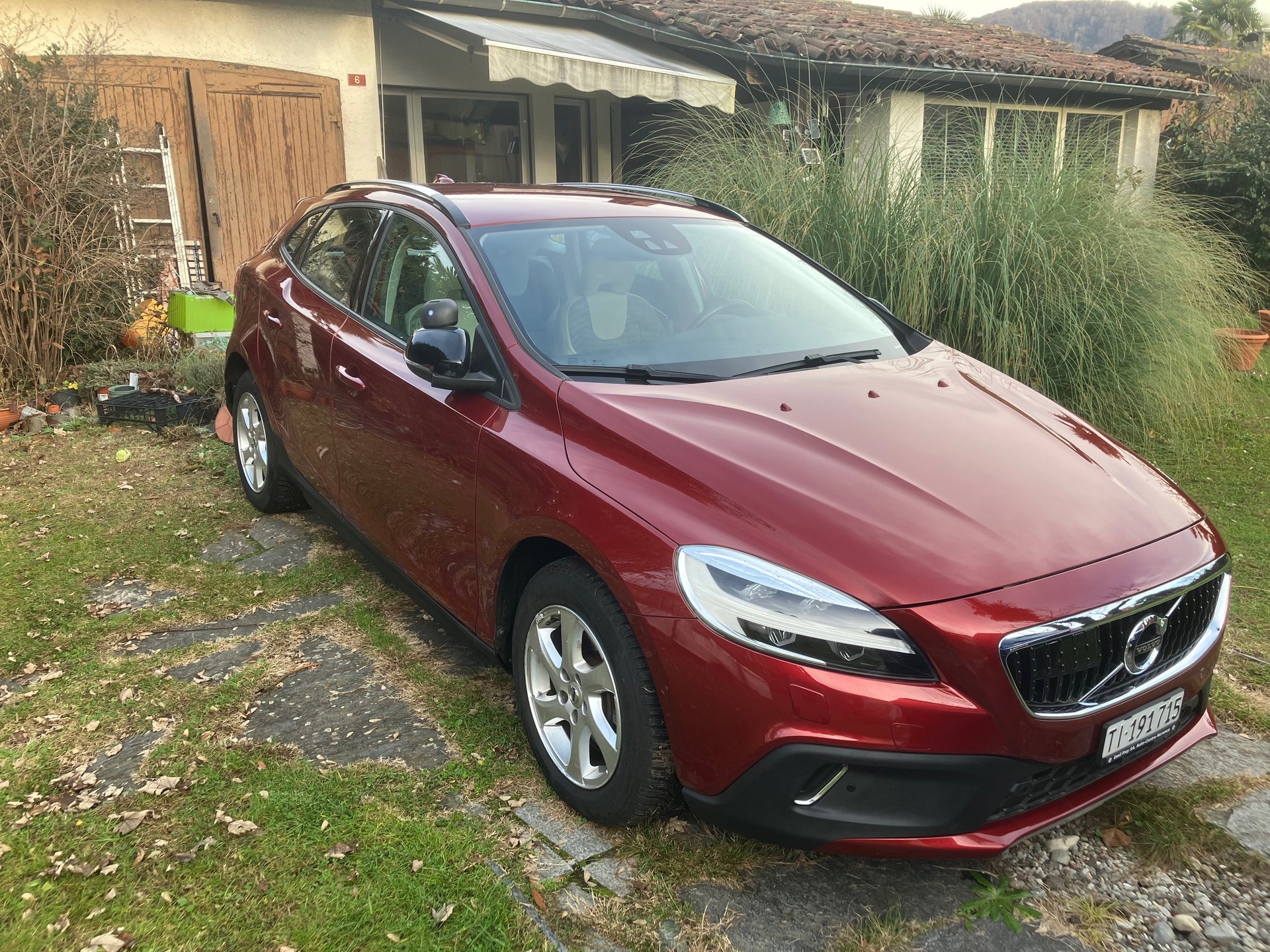 VOLVO V40 Cross Country D3-image-1