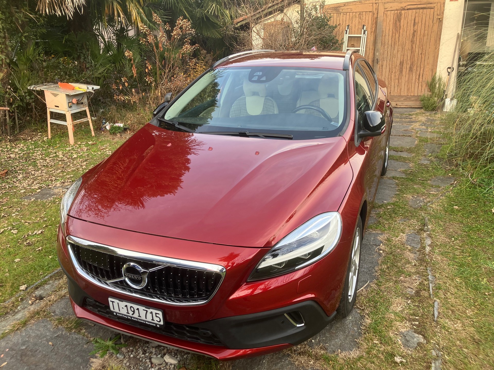 VOLVO V40 Cross Country D3-image-0