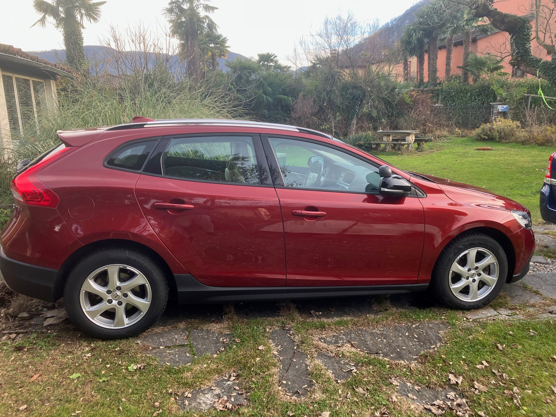 VOLVO V40 Cross Country D3-image-2