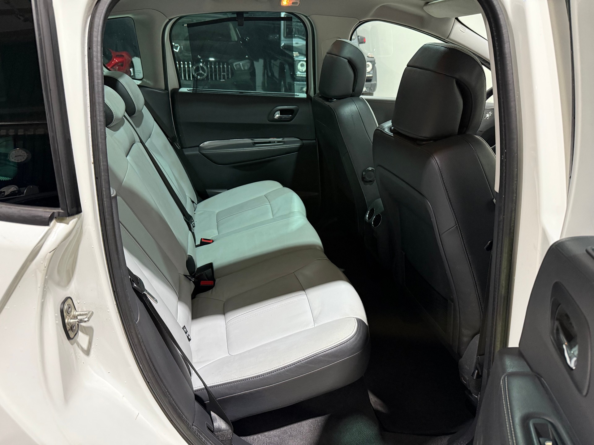 PEUGEOT 3008 HYbrid4 2.0 HDI EGS6-image-12