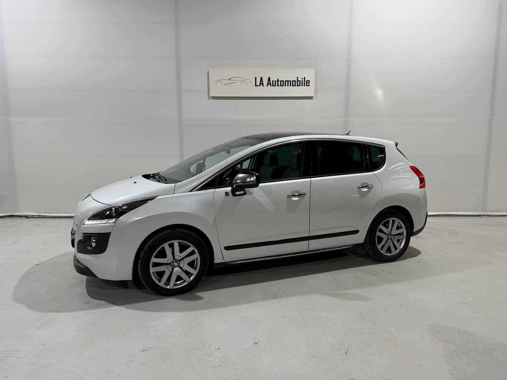 PEUGEOT 3008 HYbrid4 2.0 HDI EGS6-image-1