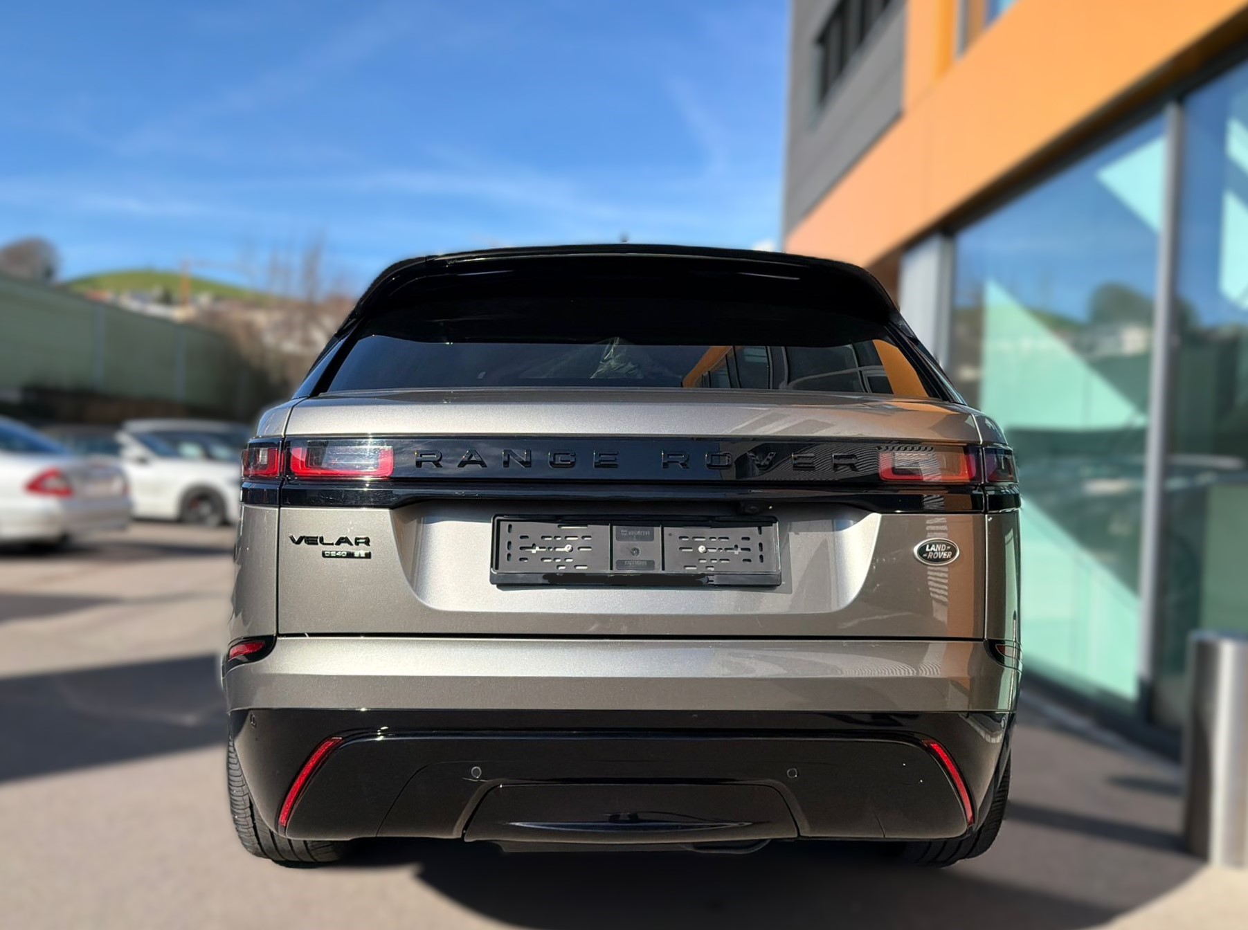 LAND ROVER Range Rover Velar 2.0 D 240 R-Dynamic SE-image-3