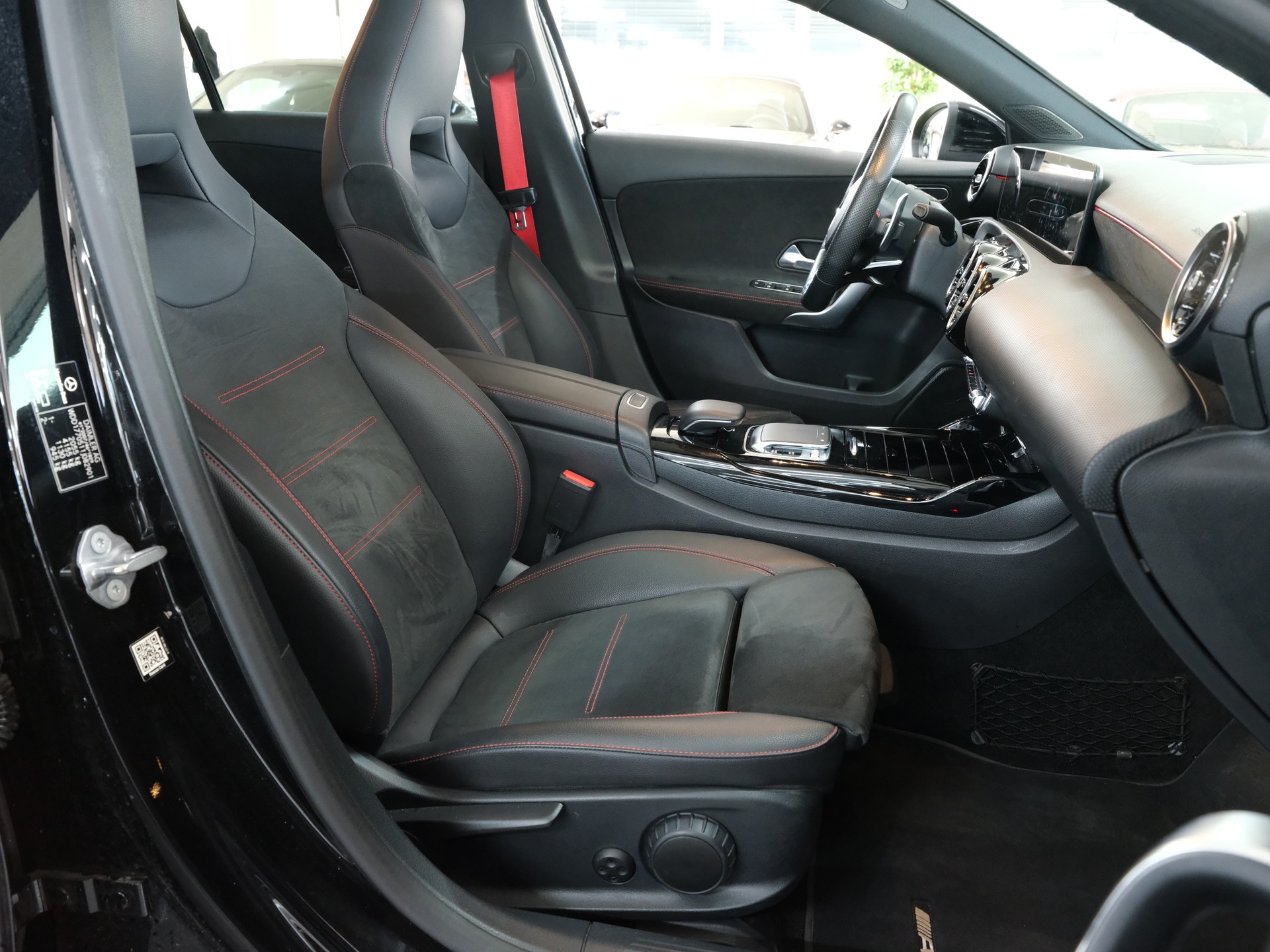 MERCEDES-BENZ A 35 AMG 4Matic Edition 1 Speedshift-image-23