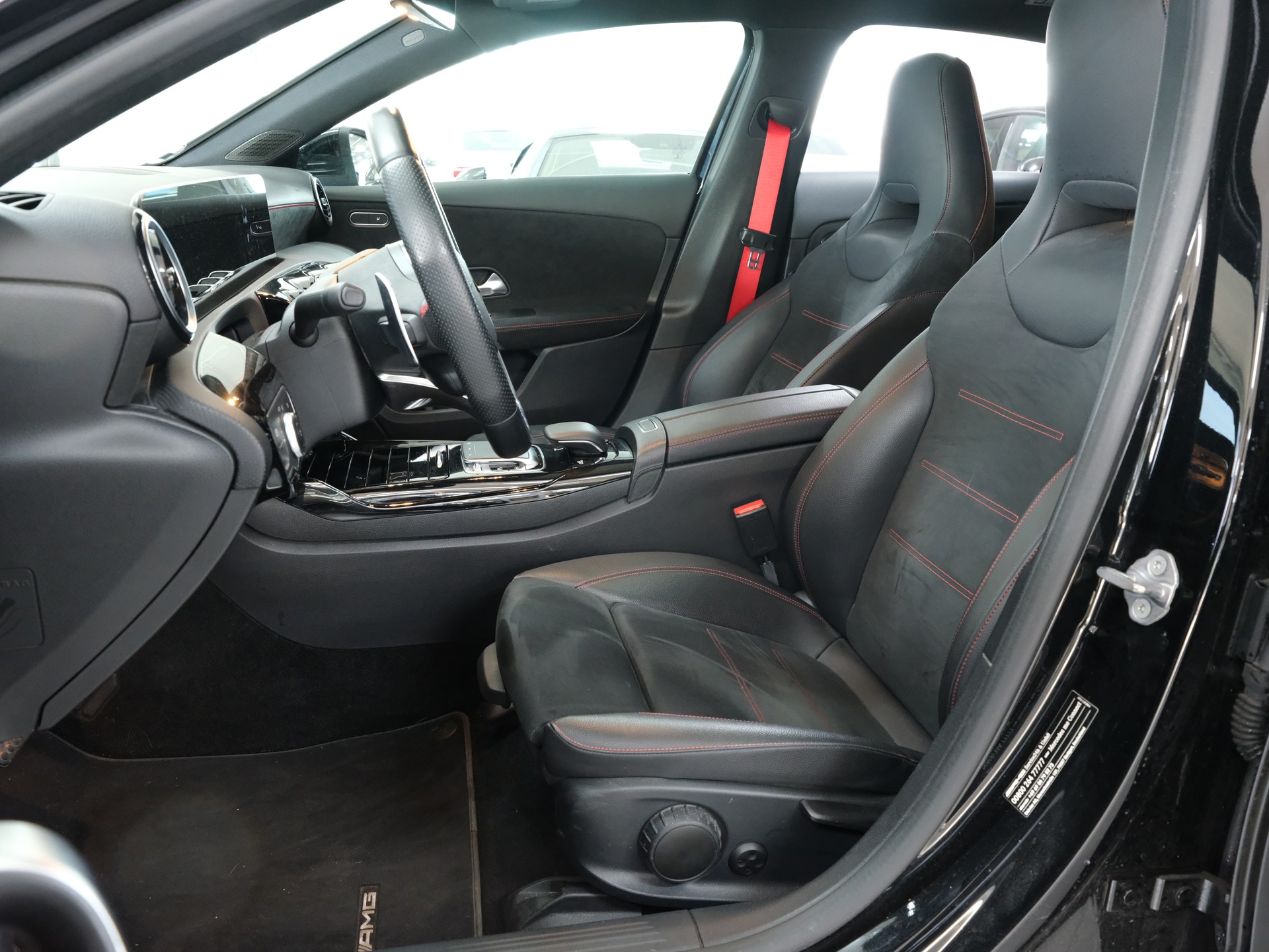 MERCEDES-BENZ A 35 AMG 4Matic Edition 1 Speedshift-image-14