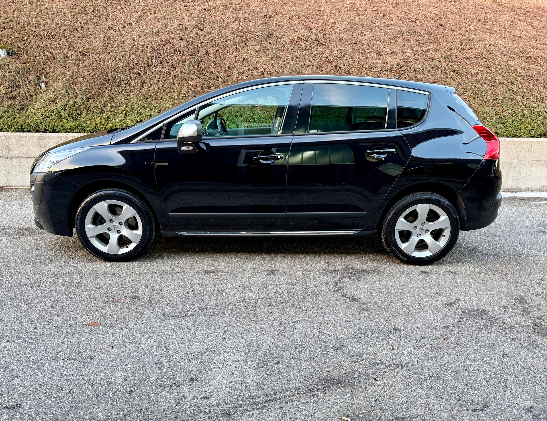 PEUGEOT 3008 1.6 16V T Sport Pack-image-2