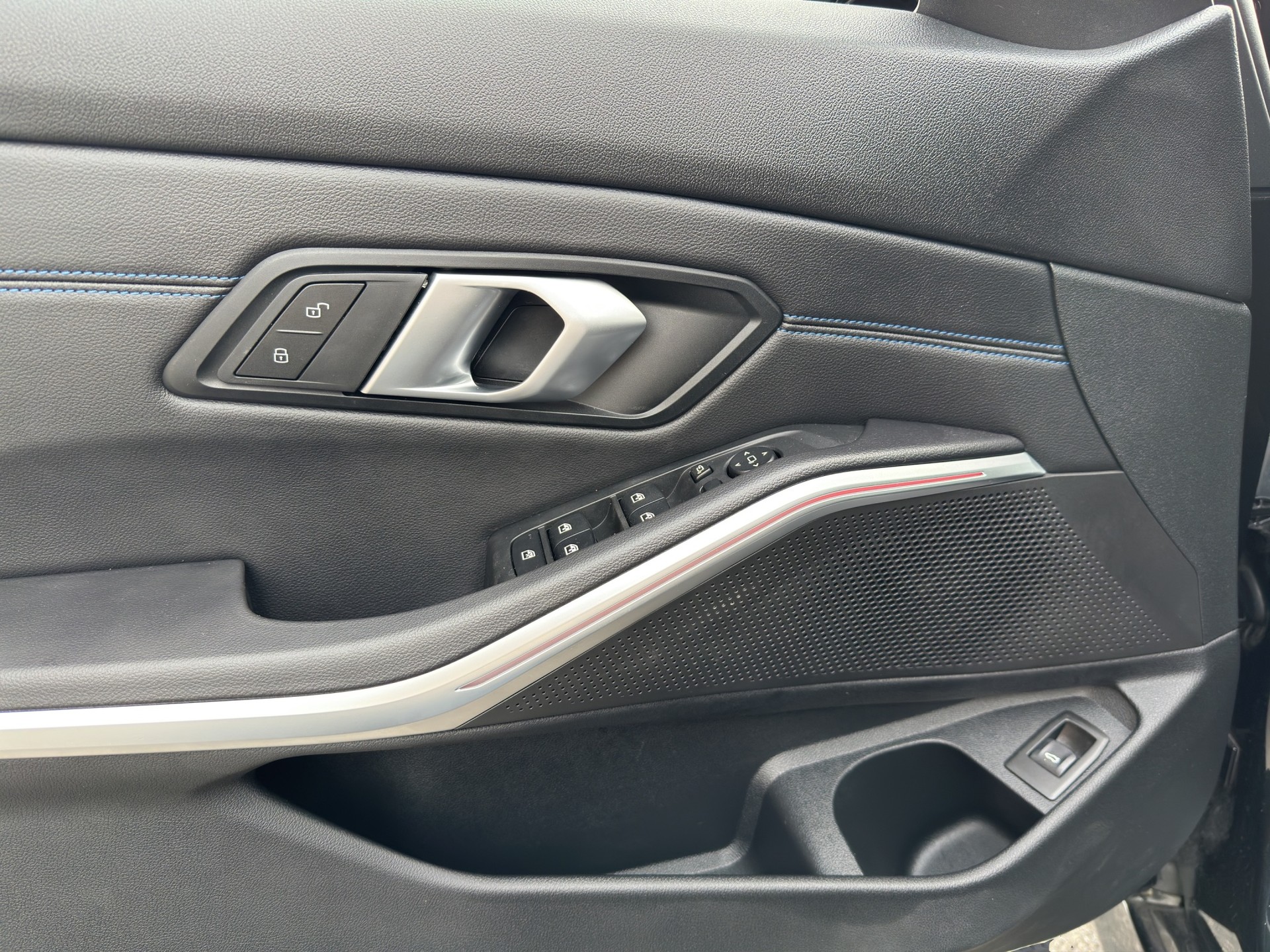 BMW 320d xDrive 48V Touring M Sport Steptronic-image-8