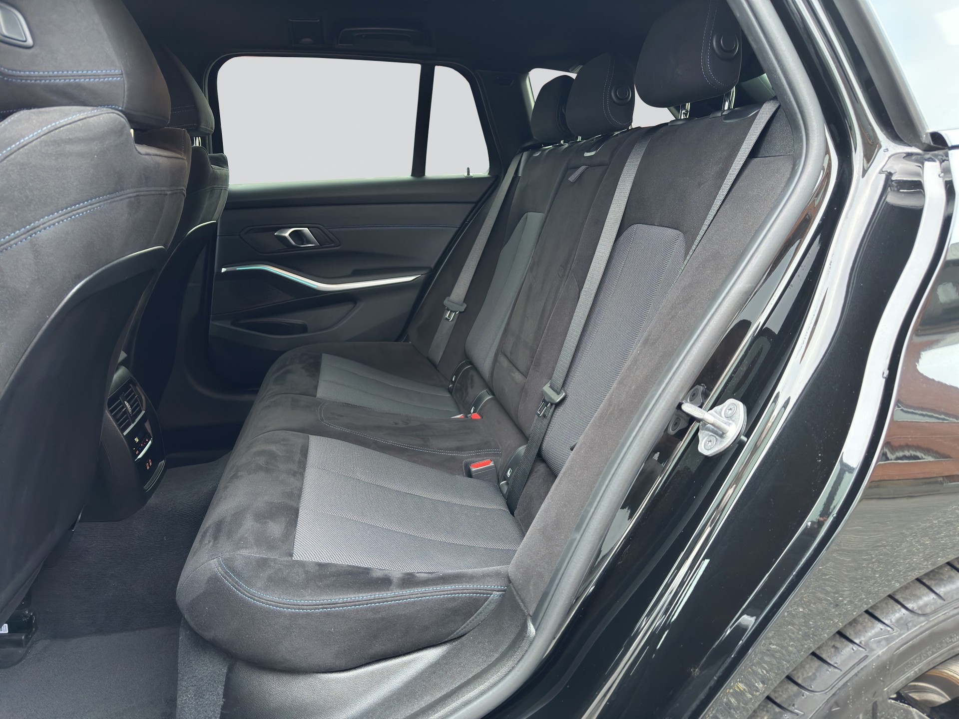 BMW 320d xDrive 48V Touring M Sport Steptronic-image-7
