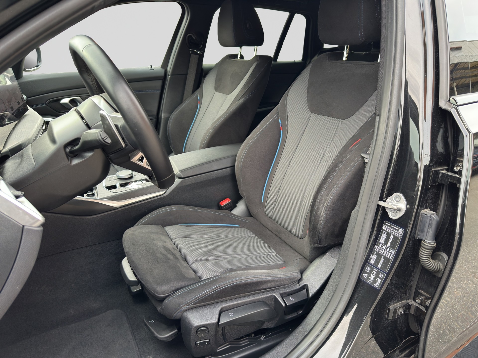 BMW 320d xDrive 48V Touring M Sport Steptronic-image-5