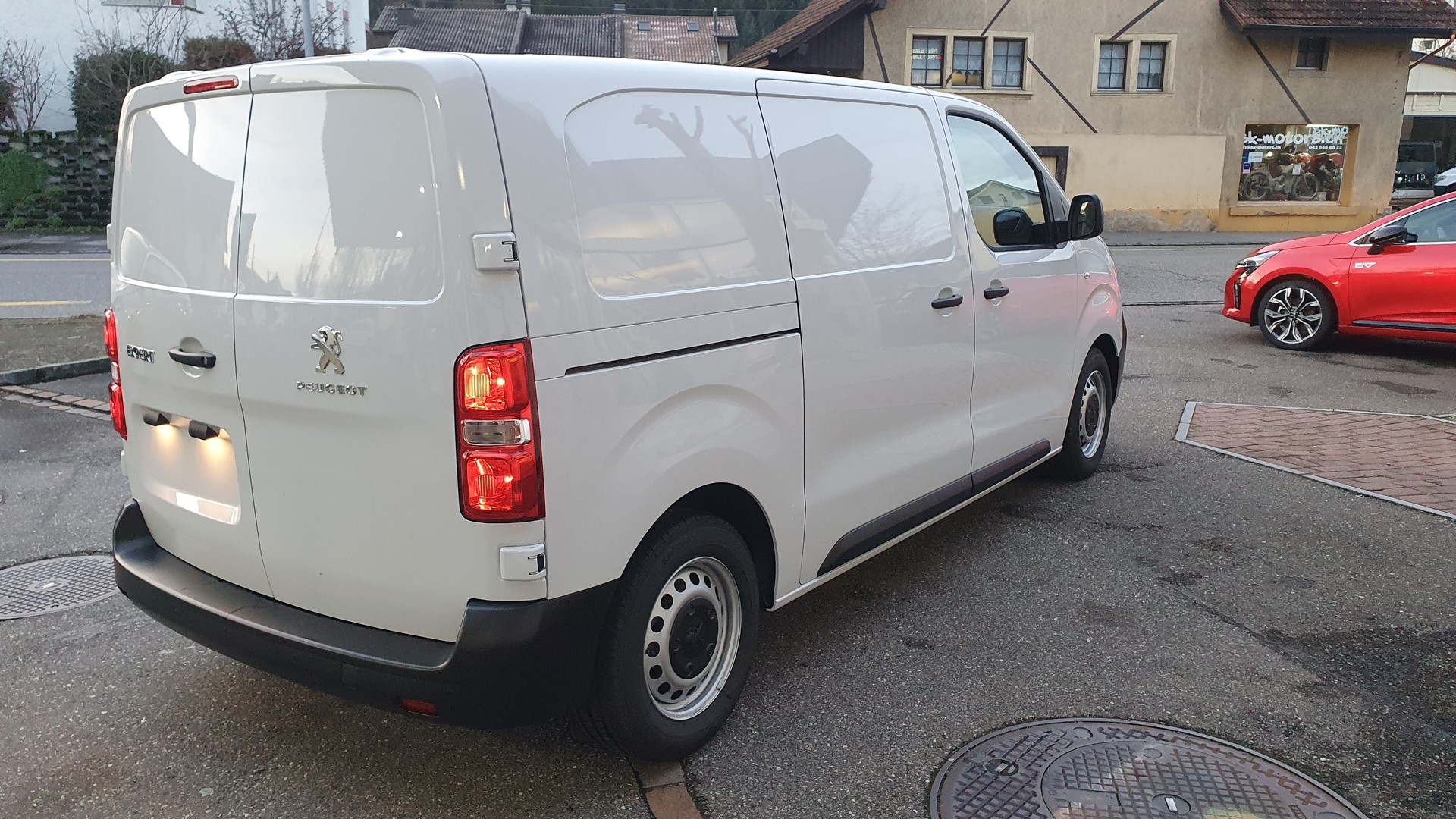 PEUGEOT e-Expert 50 KWh Standard Helvetia (437)-image-11