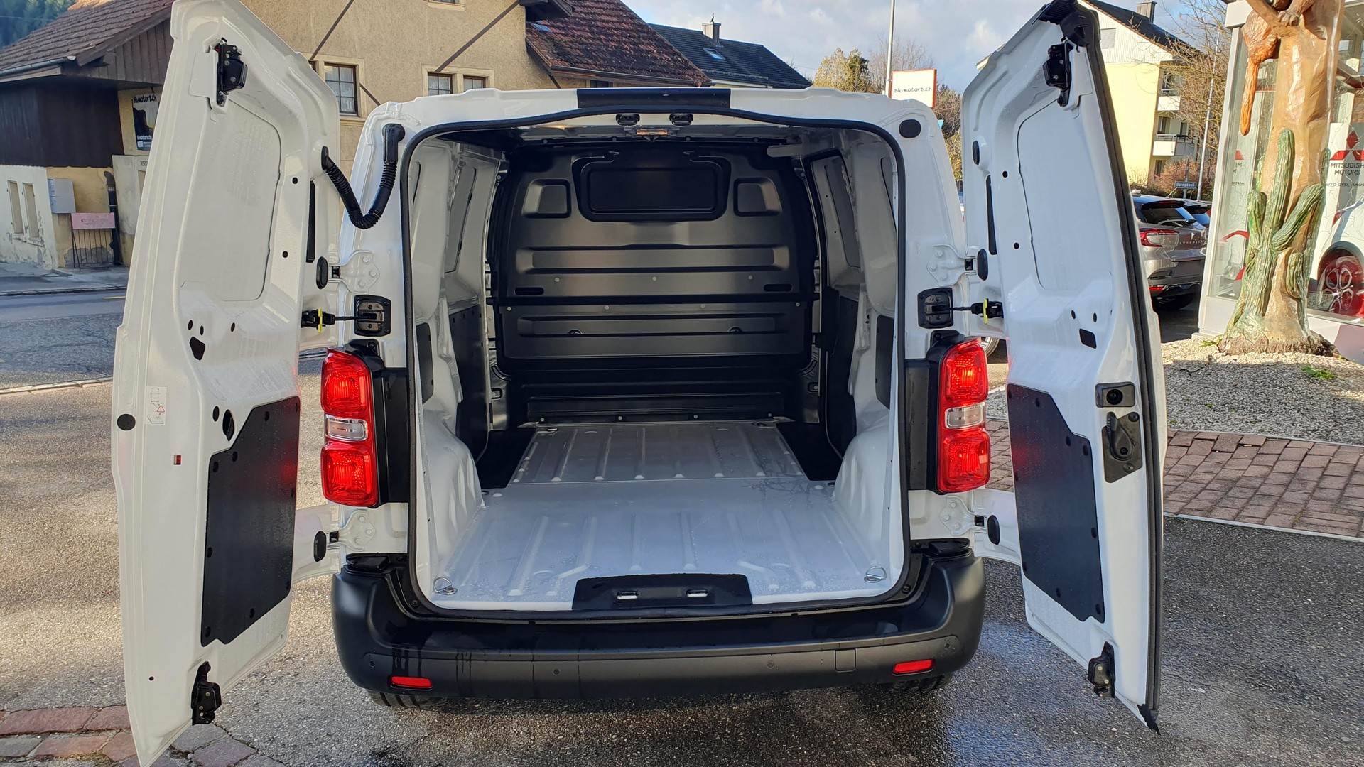 PEUGEOT e-Expert 50 KWh Standard Helvetia (437)-image-12