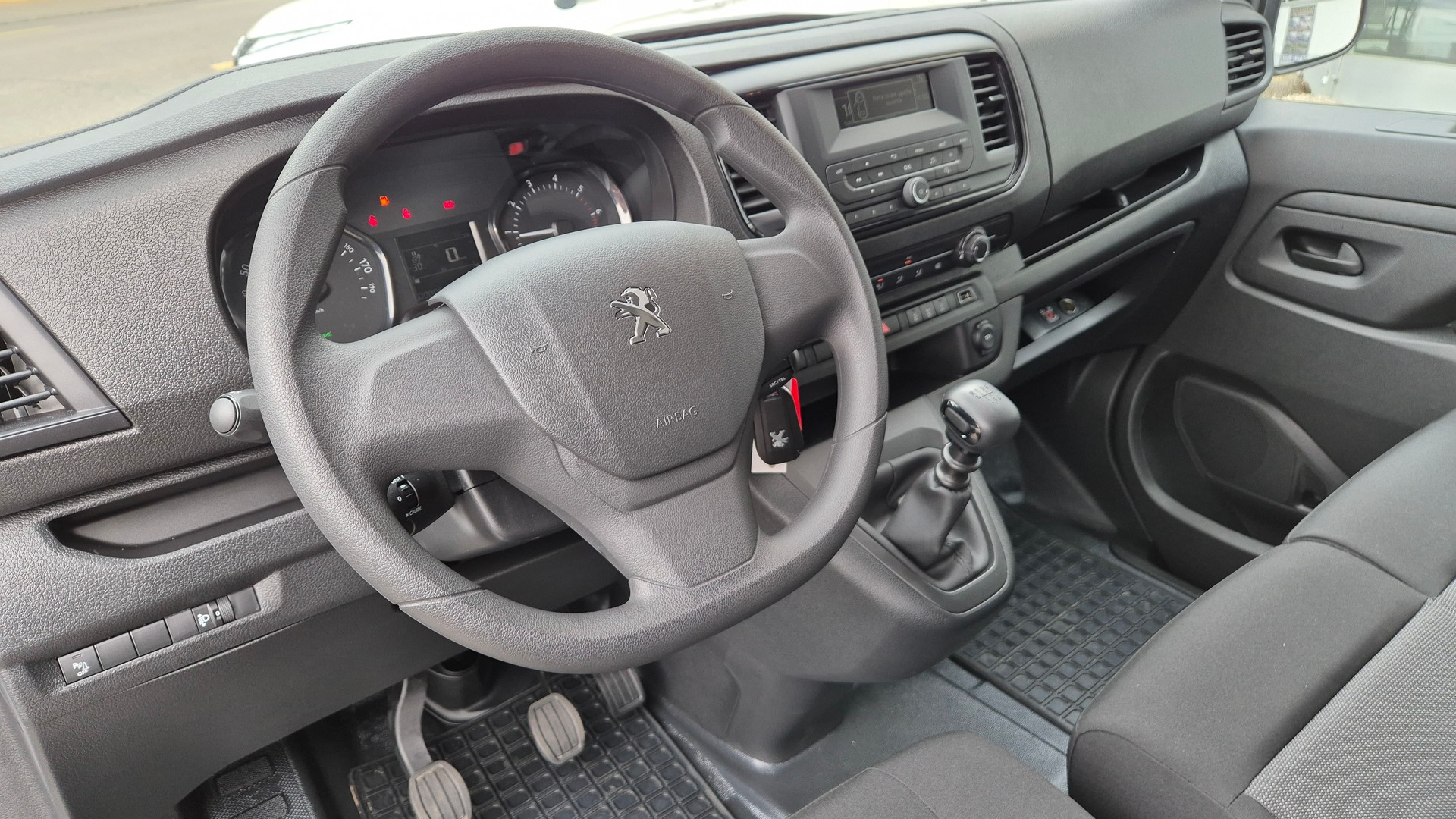 PEUGEOT e-Expert 50 KWh Standard Helvetia (437)-image-9
